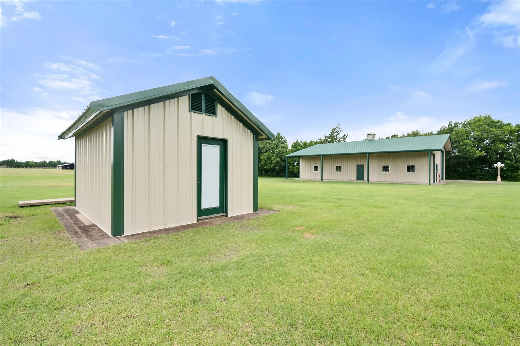 Single Family Residence For Sale in Dallas County , 1328 Bear Creek Road, Cedar Hill, Texas 75104, 3 Bedroom, 3 Bathroom, 2 Garage spaces, 2,396 Sqft, built in 1978, mls#21295977, Real Estate Agent in Cedar Hill, Homes For Sale in Dallas county, Homes For Sale in Cedar Hill, Realtor in Cedar Hill Texas, Real Estate Brokerage Independent Realty Texas, Luminita Cordes Realtor