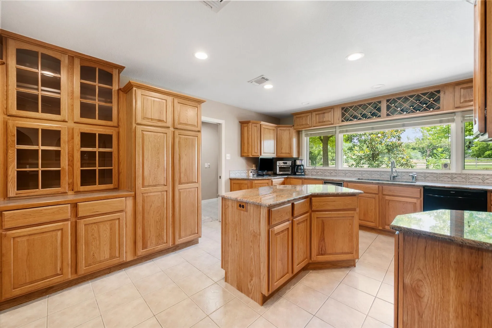 Single Family Residence For Sale in Dallas County , 1328 Bear Creek Road, Cedar Hill, Texas 75104, 3 Bedroom, 3 Bathroom, 2 Garage spaces, 2,396 Sqft, built in 1978, mls#21295977, Real Estate Agent in Cedar Hill, Homes For Sale in Dallas county, Homes For Sale in Cedar Hill, Realtor in Cedar Hill Texas, Real Estate Brokerage Independent Realty Texas, Luminita Cordes Realtor