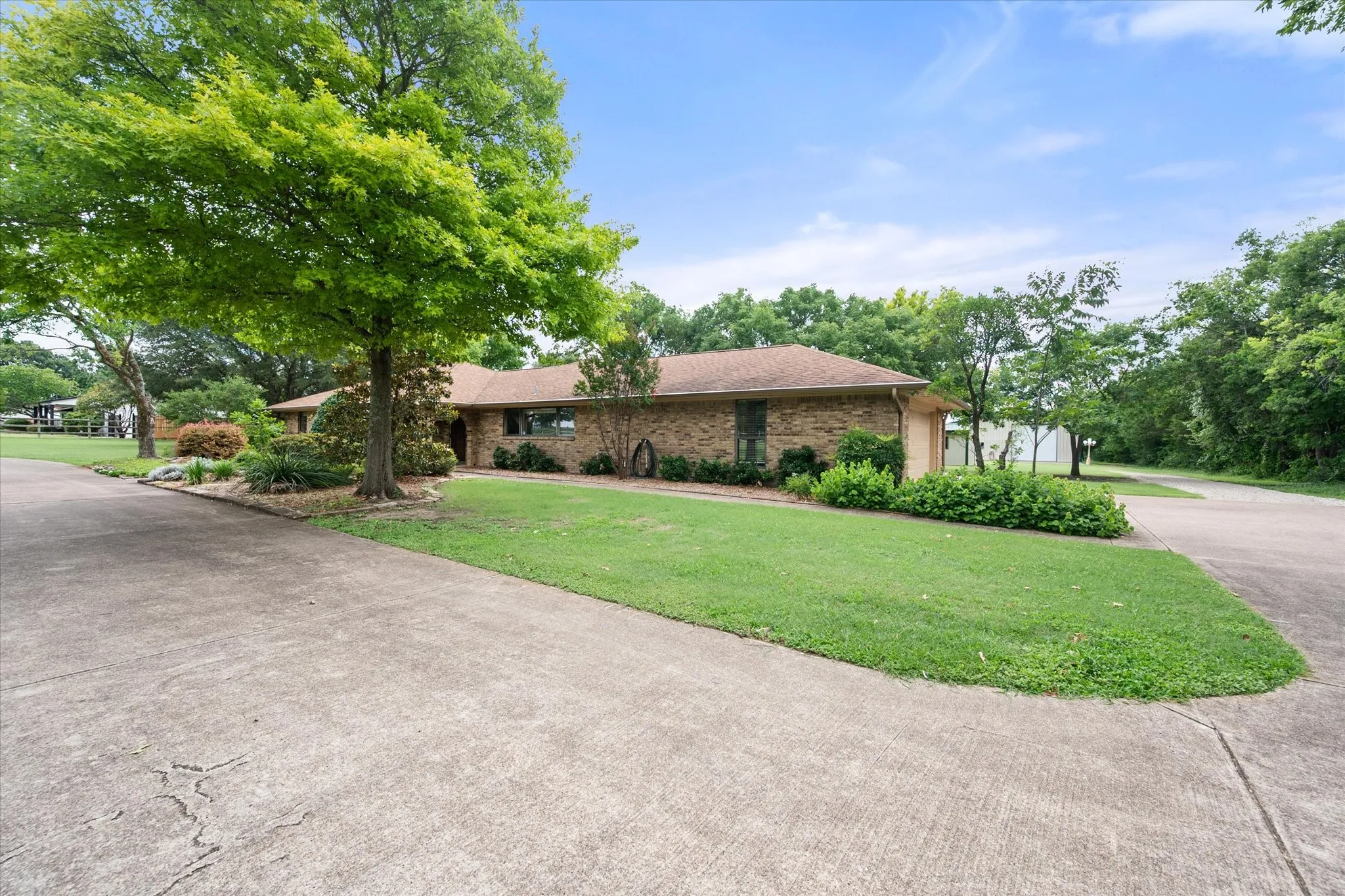 Single Family Residence For Sale in Dallas County , 1328 Bear Creek Road, Cedar Hill, Texas 75104, 3 Bedroom, 3 Bathroom, 2 Garage spaces, 2,396 Sqft, built in 1978, mls#21295977, Real Estate Agent in Cedar Hill, Homes For Sale in Dallas county, Homes For Sale in Cedar Hill, Realtor in Cedar Hill Texas, Real Estate Brokerage Independent Realty Texas, Luminita Cordes Realtor