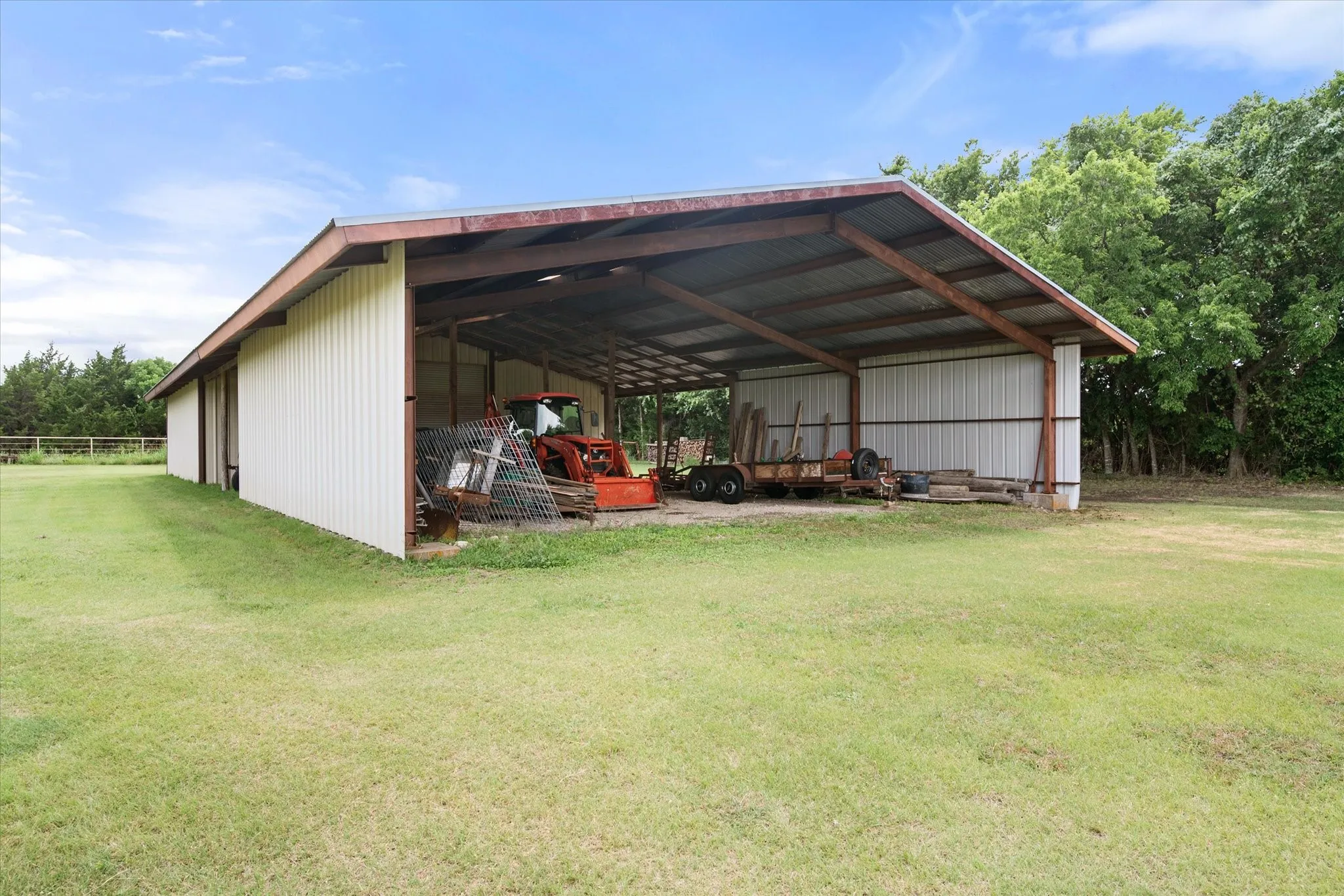 Single Family Residence For Sale in Dallas County , 1328 Bear Creek Road, Cedar Hill, Texas 75104, 3 Bedroom, 3 Bathroom, 2 Garage spaces, 2,396 Sqft, built in 1978, mls#21295977, Real Estate Agent in Cedar Hill, Homes For Sale in Dallas county, Homes For Sale in Cedar Hill, Realtor in Cedar Hill Texas, Real Estate Brokerage Independent Realty Texas, Luminita Cordes Realtor