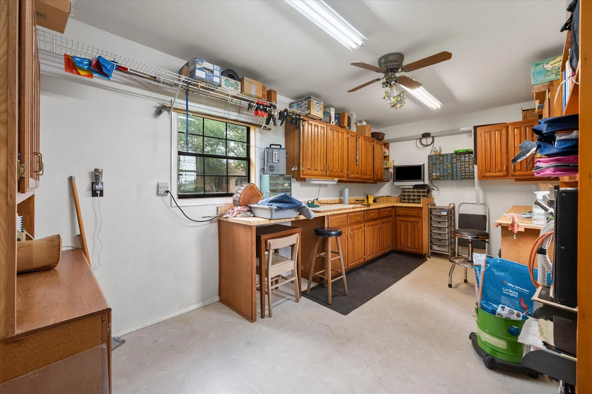 Single Family Residence For Sale in Dallas County , 1328 Bear Creek Road, Cedar Hill, Texas 75104, 3 Bedroom, 3 Bathroom, 2 Garage spaces, 2,396 Sqft, built in 1978, mls#21295977, Real Estate Agent in Cedar Hill, Homes For Sale in Dallas county, Homes For Sale in Cedar Hill, Realtor in Cedar Hill Texas, Real Estate Brokerage Independent Realty Texas, Luminita Cordes Realtor