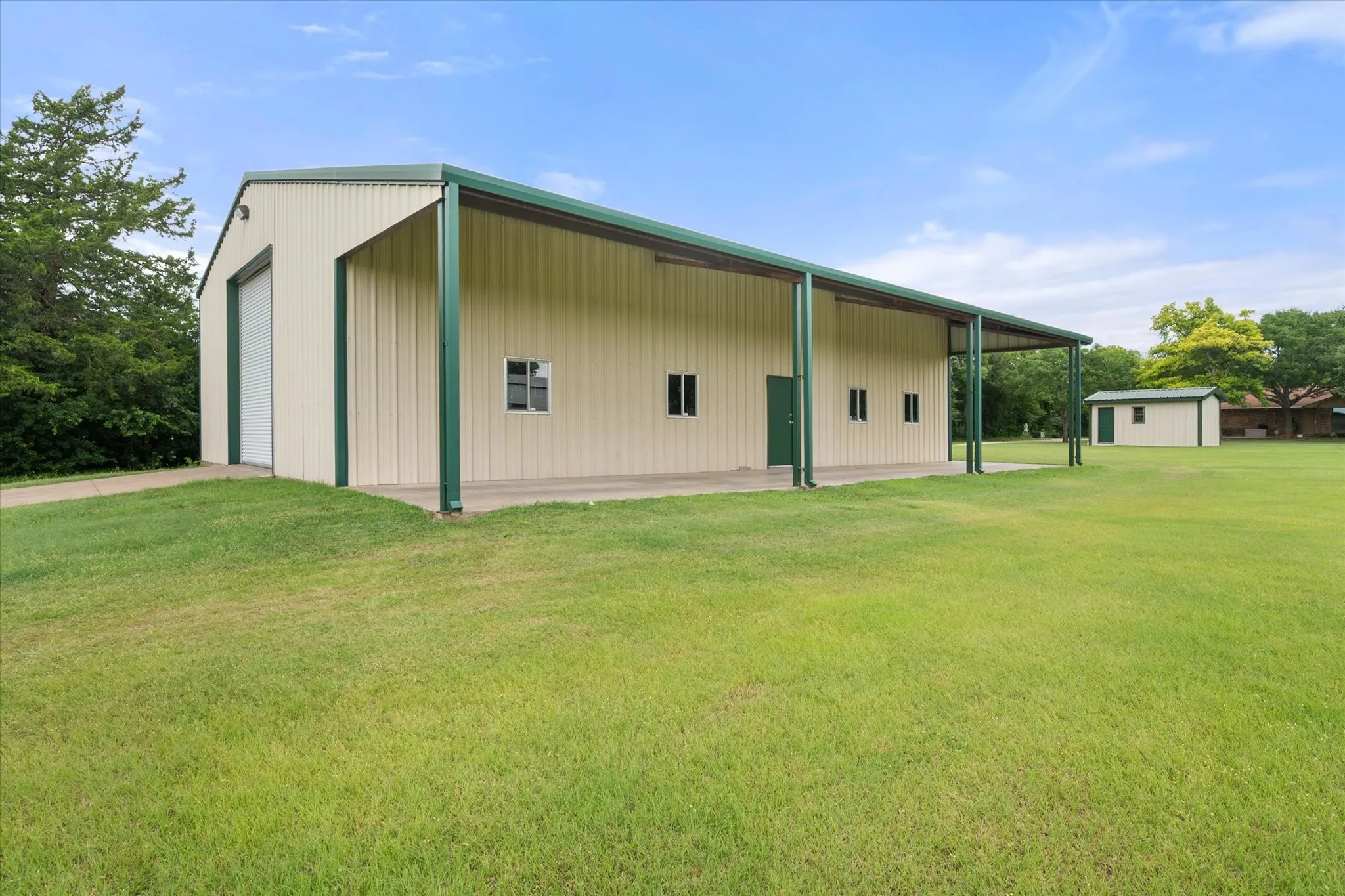 Single Family Residence For Sale in Dallas County , 1328 Bear Creek Road, Cedar Hill, Texas 75104, 3 Bedroom, 3 Bathroom, 2 Garage spaces, 2,396 Sqft, built in 1978, mls#21295977, Real Estate Agent in Cedar Hill, Homes For Sale in Dallas county, Homes For Sale in Cedar Hill, Realtor in Cedar Hill Texas, Real Estate Brokerage Independent Realty Texas, Luminita Cordes Realtor