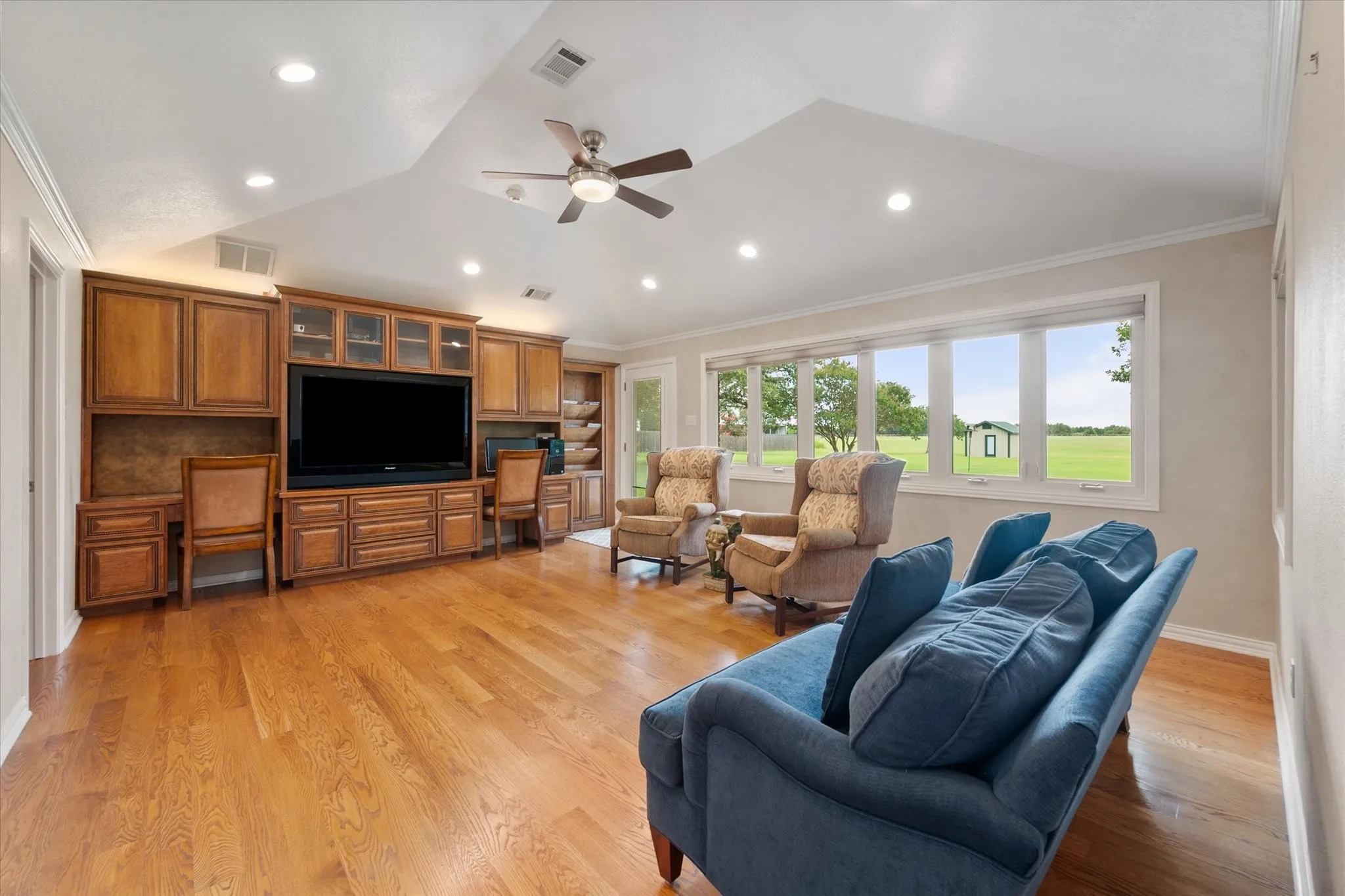 Single Family Residence For Sale in Dallas County , 1328 Bear Creek Road, Cedar Hill, Texas 75104, 3 Bedroom, 3 Bathroom, 2 Garage spaces, 2,396 Sqft, built in 1978, mls#21295977, Real Estate Agent in Cedar Hill, Homes For Sale in Dallas county, Homes For Sale in Cedar Hill, Realtor in Cedar Hill Texas, Real Estate Brokerage Independent Realty Texas, Luminita Cordes Realtor