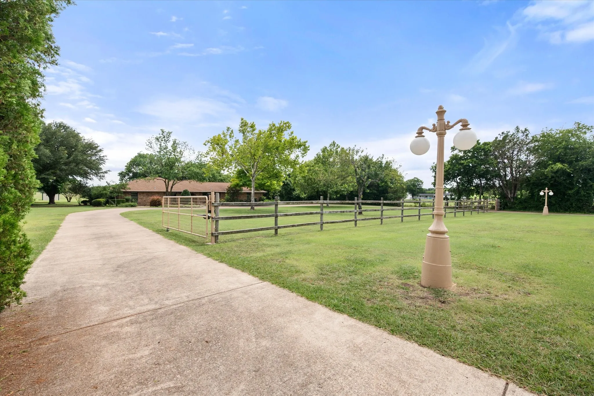 Single Family Residence For Sale in Dallas County , 1328 Bear Creek Road, Cedar Hill, Texas 75104, 3 Bedroom, 3 Bathroom, 2 Garage spaces, 2,396 Sqft, built in 1978, mls#21295977, Real Estate Agent in Cedar Hill, Homes For Sale in Dallas county, Homes For Sale in Cedar Hill, Realtor in Cedar Hill Texas, Real Estate Brokerage Independent Realty Texas, Luminita Cordes Realtor