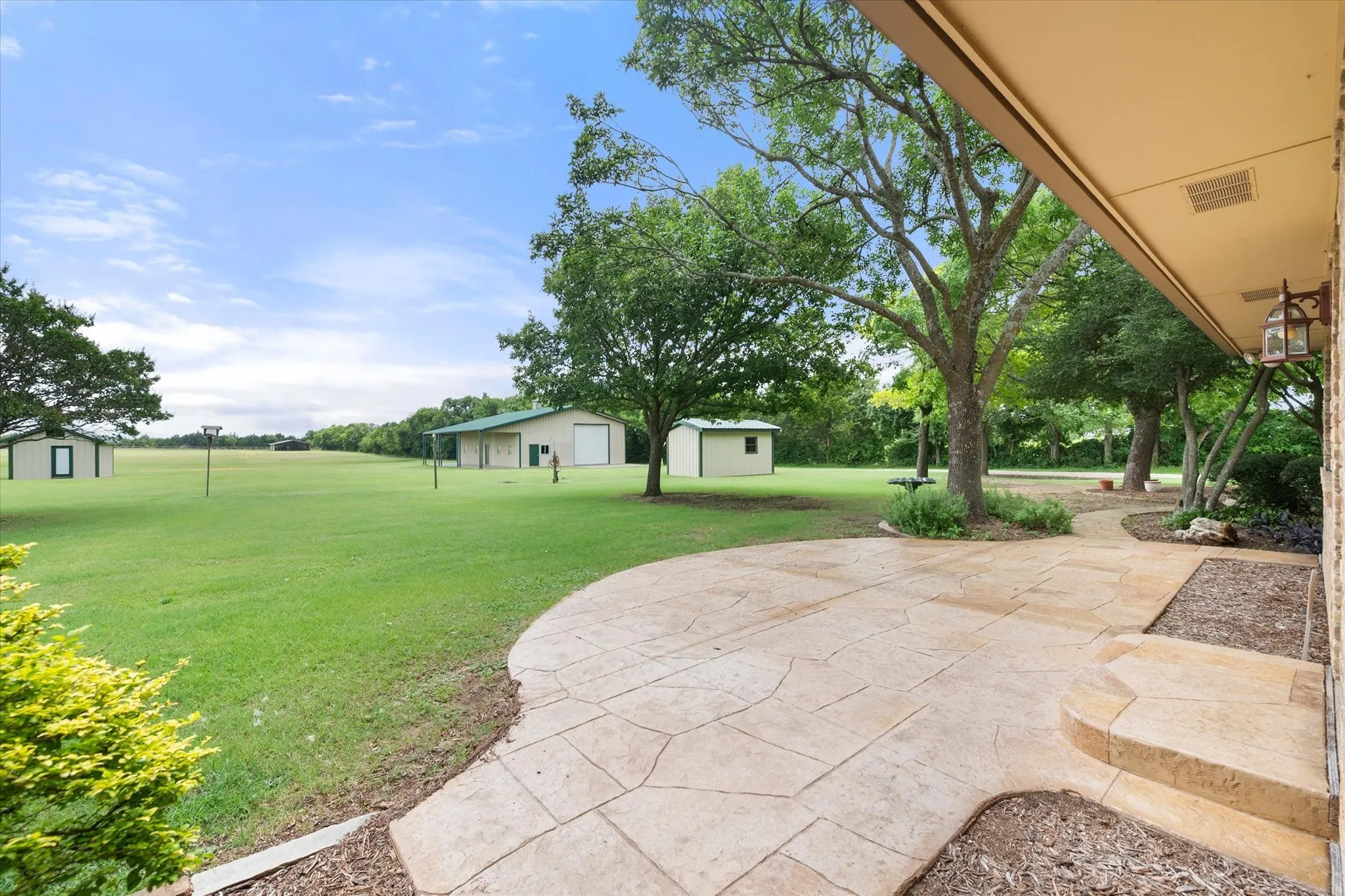 Single Family Residence For Sale in Dallas County , 1328 Bear Creek Road, Cedar Hill, Texas 75104, 3 Bedroom, 3 Bathroom, 2 Garage spaces, 2,396 Sqft, built in 1978, mls#21295977, Real Estate Agent in Cedar Hill, Homes For Sale in Dallas county, Homes For Sale in Cedar Hill, Realtor in Cedar Hill Texas, Real Estate Brokerage Independent Realty Texas, Luminita Cordes Realtor