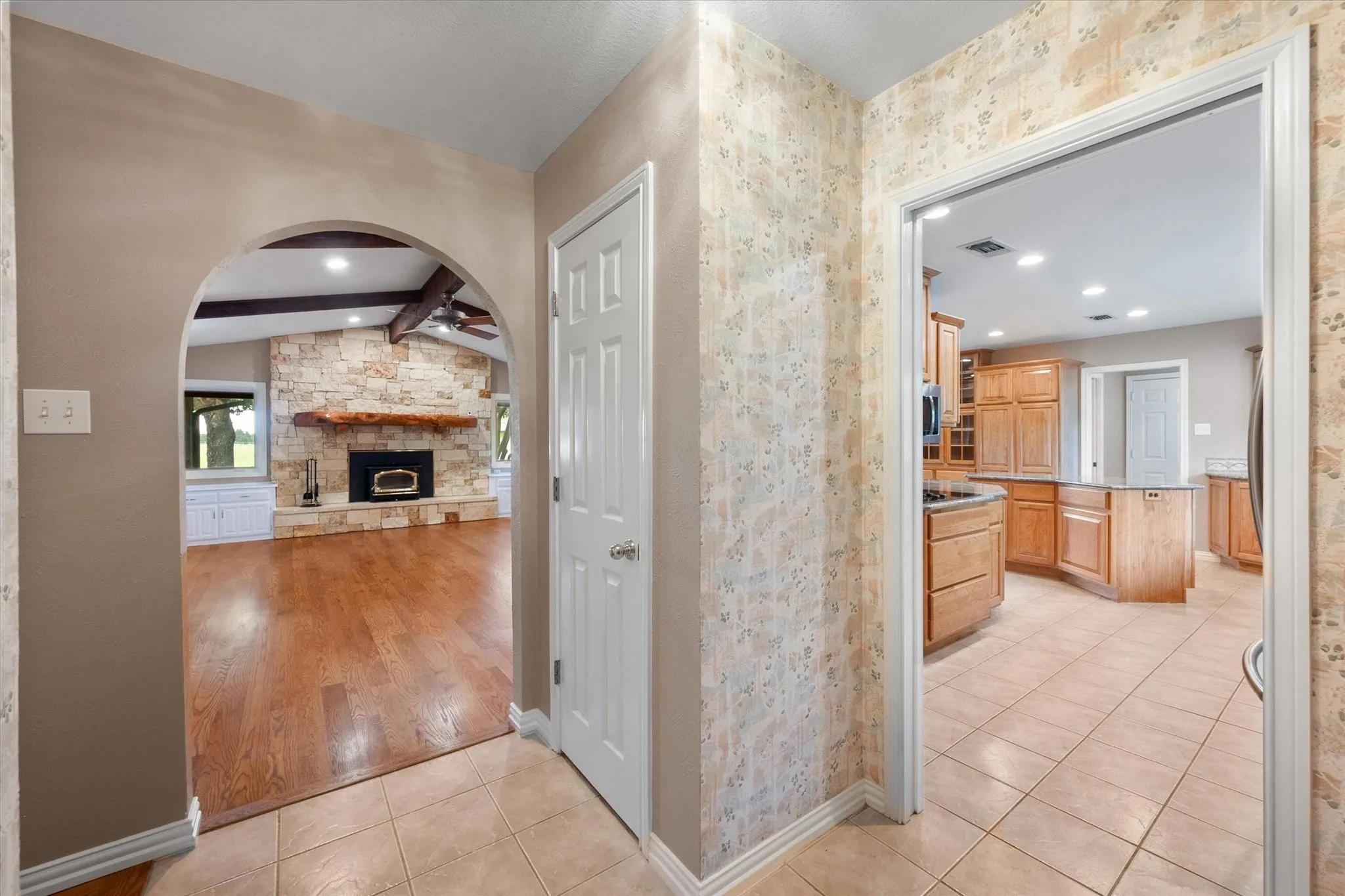 Single Family Residence For Sale in Dallas County , 1328 Bear Creek Road, Cedar Hill, Texas 75104, 3 Bedroom, 3 Bathroom, 2 Garage spaces, 2,396 Sqft, built in 1978, mls#21295977, Real Estate Agent in Cedar Hill, Homes For Sale in Dallas county, Homes For Sale in Cedar Hill, Realtor in Cedar Hill Texas, Real Estate Brokerage Independent Realty Texas, Luminita Cordes Realtor