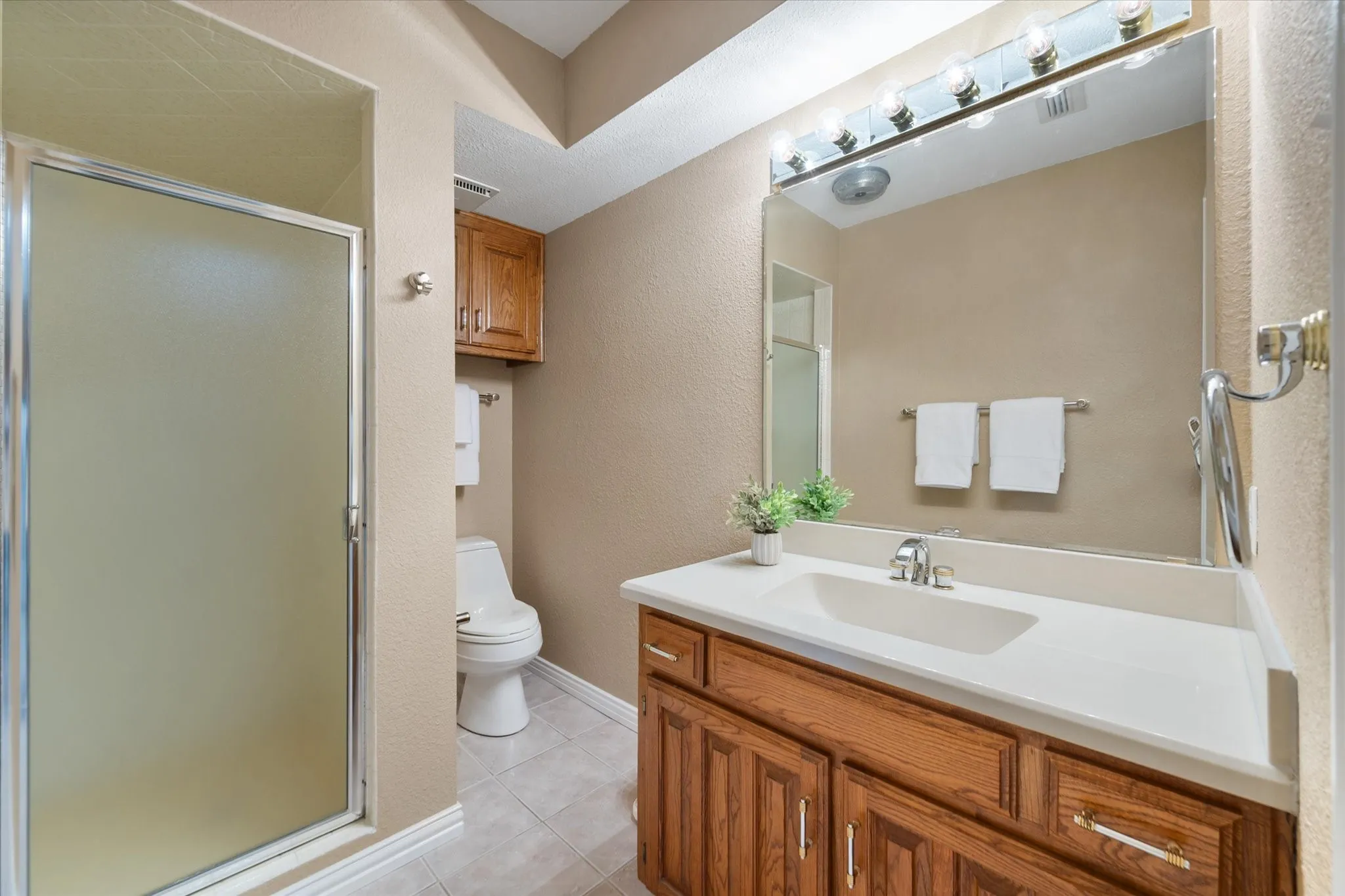Single Family Residence For Sale in Dallas County , 1328 Bear Creek Road, Cedar Hill, Texas 75104, 3 Bedroom, 3 Bathroom, 2 Garage spaces, 2,396 Sqft, built in 1978, mls#21295977, Real Estate Agent in Cedar Hill, Homes For Sale in Dallas county, Homes For Sale in Cedar Hill, Realtor in Cedar Hill Texas, Real Estate Brokerage Independent Realty Texas, Luminita Cordes Realtor