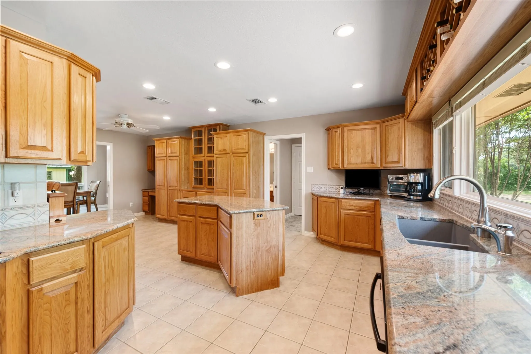 Single Family Residence For Sale in Dallas County , 1328 Bear Creek Road, Cedar Hill, Texas 75104, 3 Bedroom, 3 Bathroom, 2 Garage spaces, 2,396 Sqft, built in 1978, mls#21295977, Real Estate Agent in Cedar Hill, Homes For Sale in Dallas county, Homes For Sale in Cedar Hill, Realtor in Cedar Hill Texas, Real Estate Brokerage Independent Realty Texas, Luminita Cordes Realtor