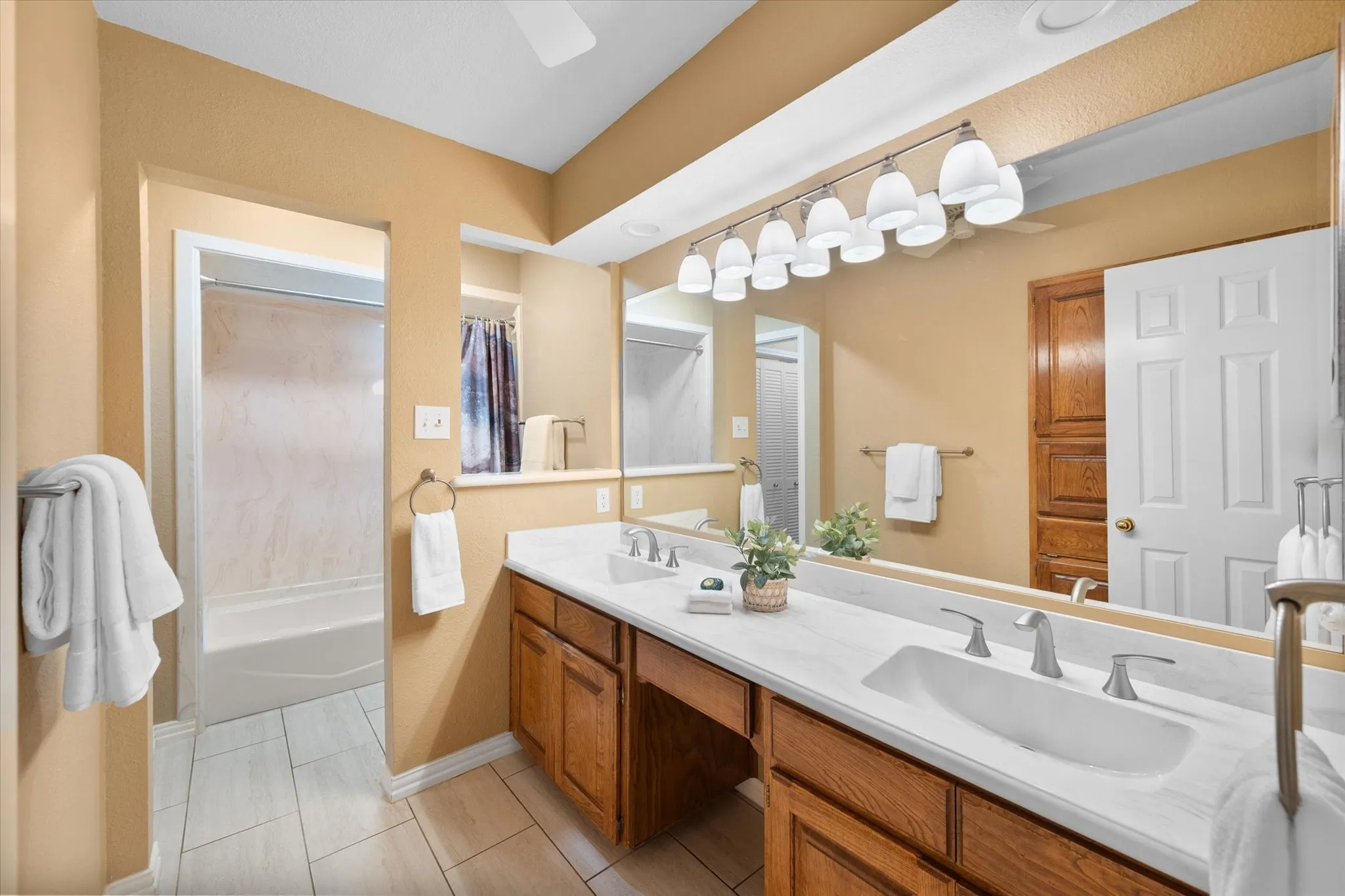 Single Family Residence For Sale in Dallas County , 1328 Bear Creek Road, Cedar Hill, Texas 75104, 3 Bedroom, 3 Bathroom, 2 Garage spaces, 2,396 Sqft, built in 1978, mls#21295977, Real Estate Agent in Cedar Hill, Homes For Sale in Dallas county, Homes For Sale in Cedar Hill, Realtor in Cedar Hill Texas, Real Estate Brokerage Independent Realty Texas, Luminita Cordes Realtor