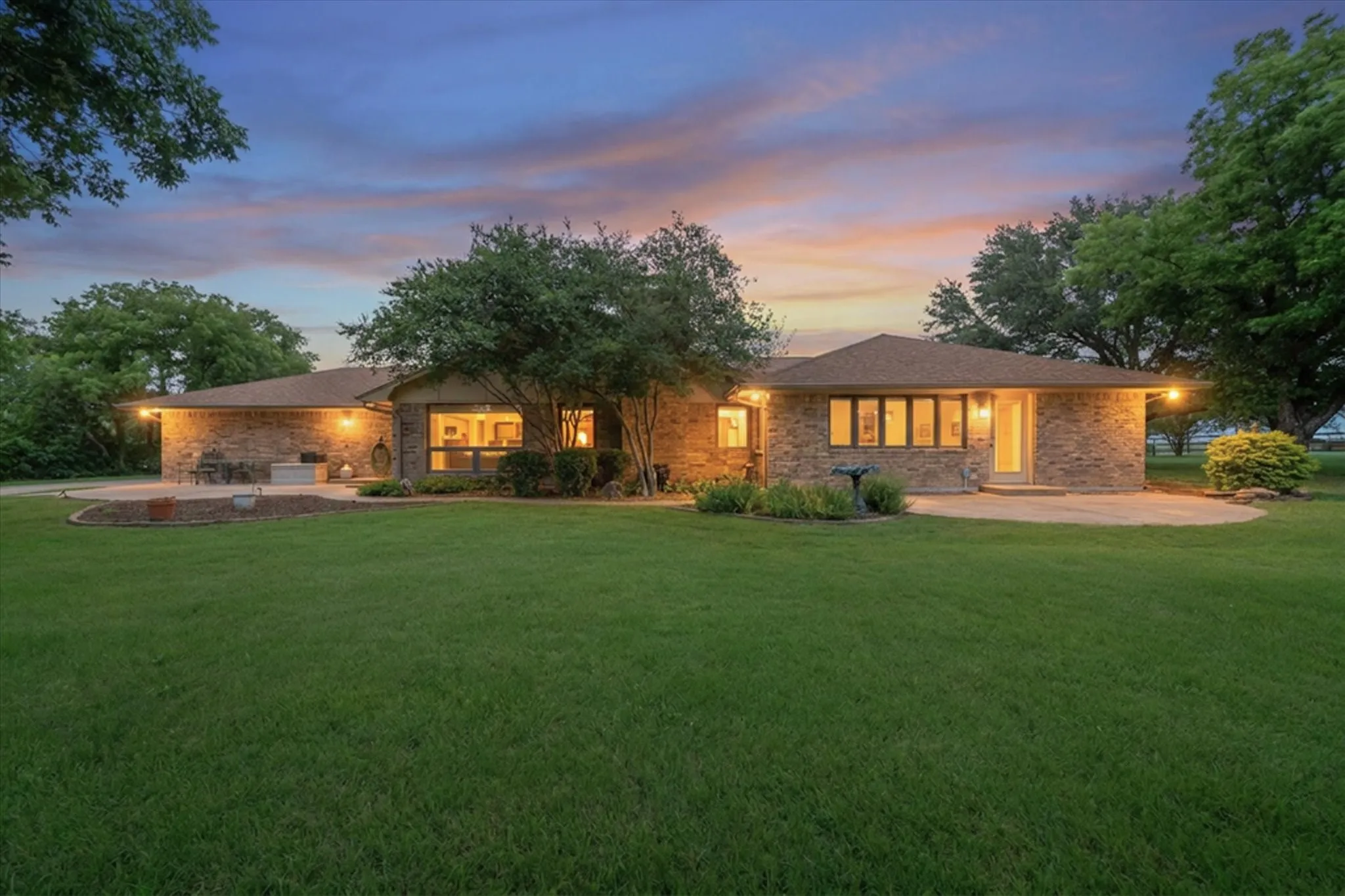 Single Family Residence For Sale in Dallas County , 1328 Bear Creek Road, Cedar Hill, Texas 75104, 3 Bedroom, 3 Bathroom, 2 Garage spaces, 2,396 Sqft, built in 1978, mls#21295977, Real Estate Agent in Cedar Hill, Homes For Sale in Dallas county, Homes For Sale in Cedar Hill, Realtor in Cedar Hill Texas, Real Estate Brokerage Independent Realty Texas, Luminita Cordes Realtor