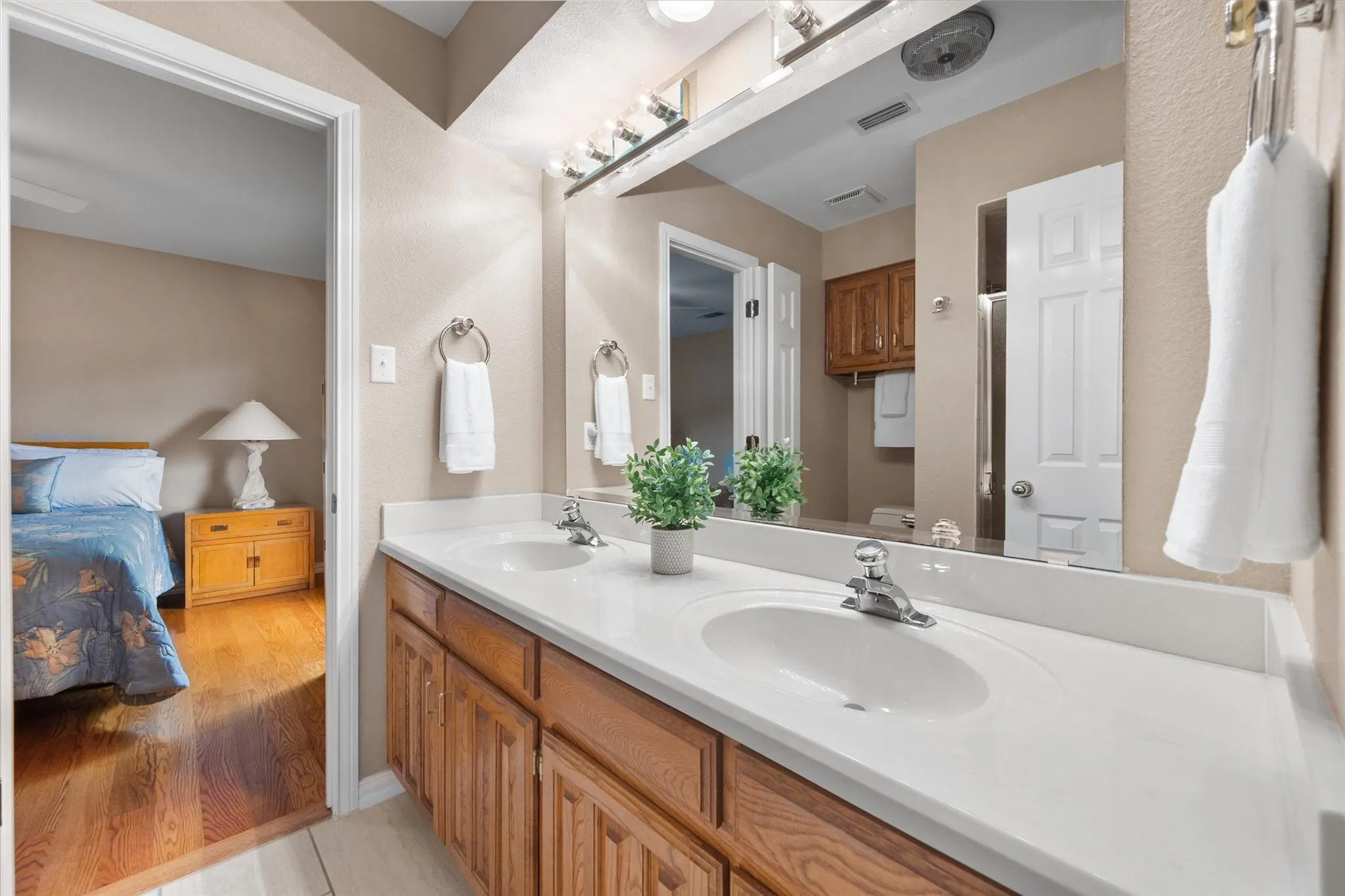 Single Family Residence For Sale in Dallas County , 1328 Bear Creek Road, Cedar Hill, Texas 75104, 3 Bedroom, 3 Bathroom, 2 Garage spaces, 2,396 Sqft, built in 1978, mls#21295977, Real Estate Agent in Cedar Hill, Homes For Sale in Dallas county, Homes For Sale in Cedar Hill, Realtor in Cedar Hill Texas, Real Estate Brokerage Independent Realty Texas, Luminita Cordes Realtor