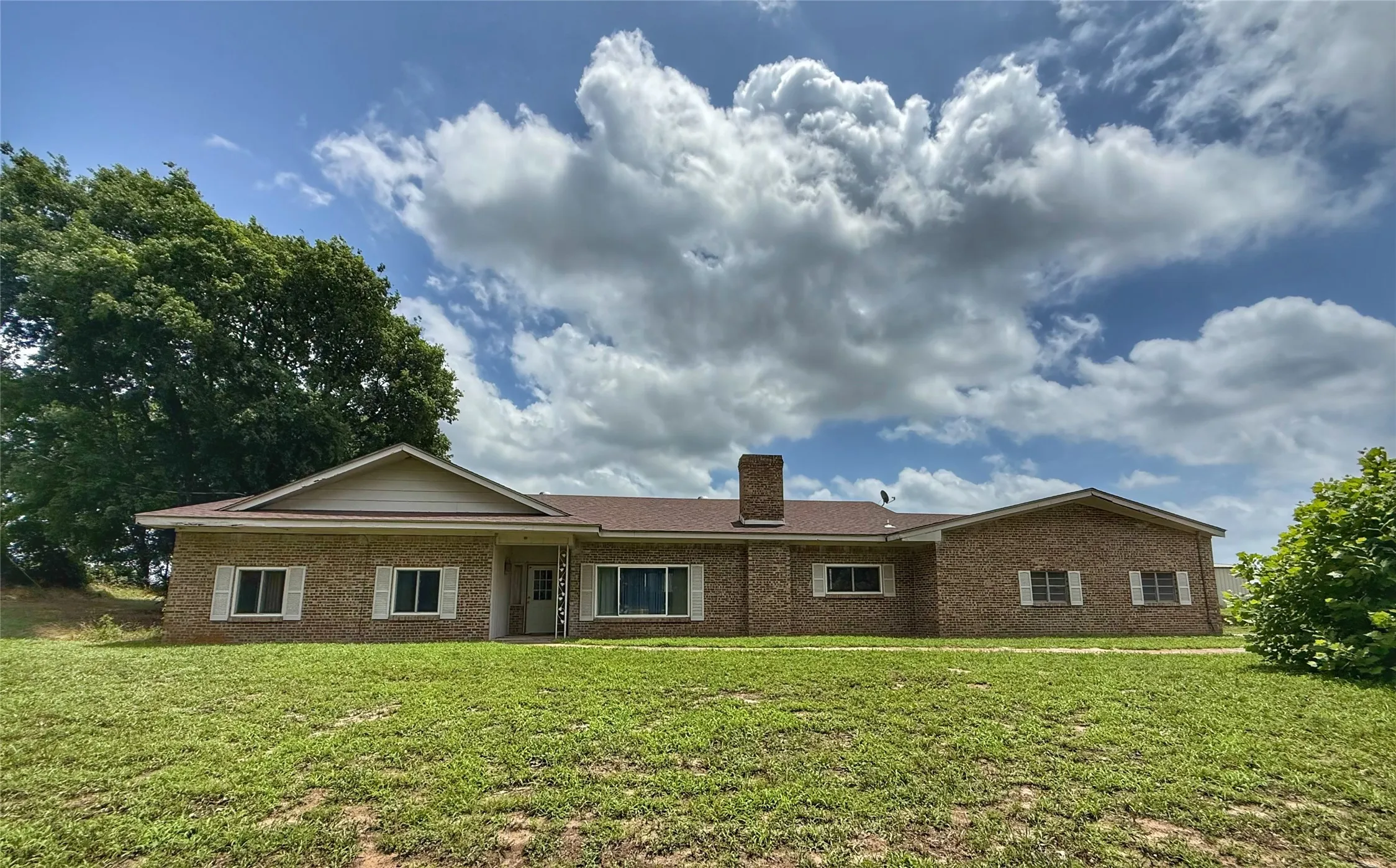 Single Family Residence For Sale in Hopkins County , 6555 Tx 154, Sulphur Springs, Texas 75482, 3 Bedrooms, 2 Bathrooms, 2 Garage spaces, 2,484 Sqft, built in 1976, Price $550,000, mls#21298820, Real Estate Agent in Sulphur Springs, Homes For Sale in Hopkins county, Homes For Sale in Sulphur Springs, Realtor in Sulphur Springs Texas, Real Estate Brokerage Independent Realty Texas, Luminita Cordes Realtor