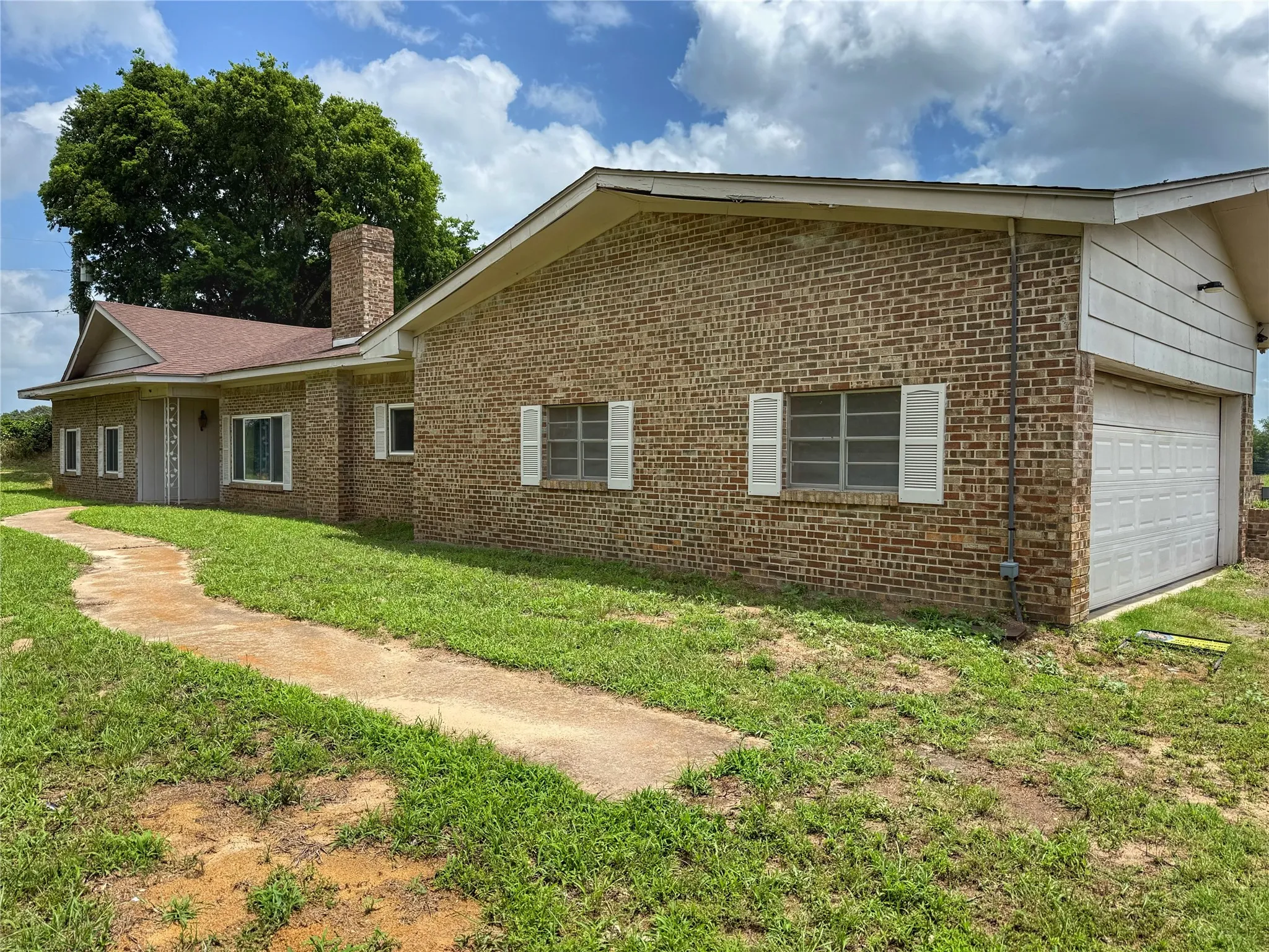 Single Family Residence For Sale in Hopkins County , 6555 Tx 154, Sulphur Springs, Texas 75482, 3 Bedrooms, 2 Bathrooms, 2 Garage spaces, 2,484 Sqft, built in 1976, Price $550,000, mls#21298820, Real Estate Agent in Sulphur Springs, Homes For Sale in Hopkins county, Homes For Sale in Sulphur Springs, Realtor in Sulphur Springs Texas, Real Estate Brokerage Independent Realty Texas, Luminita Cordes Realtor