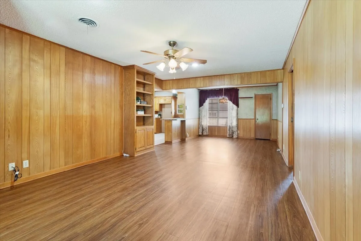 Single Family Residence For Sale in Grayson County , 101 N Burdette Avenue, Sherman, Texas 75090, 3 Bedroom, 2 Bathroom, 2 Garage spaces, 1,290 Sqft, built in 1958, mls#21308222, Real Estate Agent in Sherman, Homes For Sale in Grayson county, Homes For Sale in Sherman, Realtor in Sherman Texas, Real Estate Brokerage Independent Realty Texas, Luminita Cordes Realtor