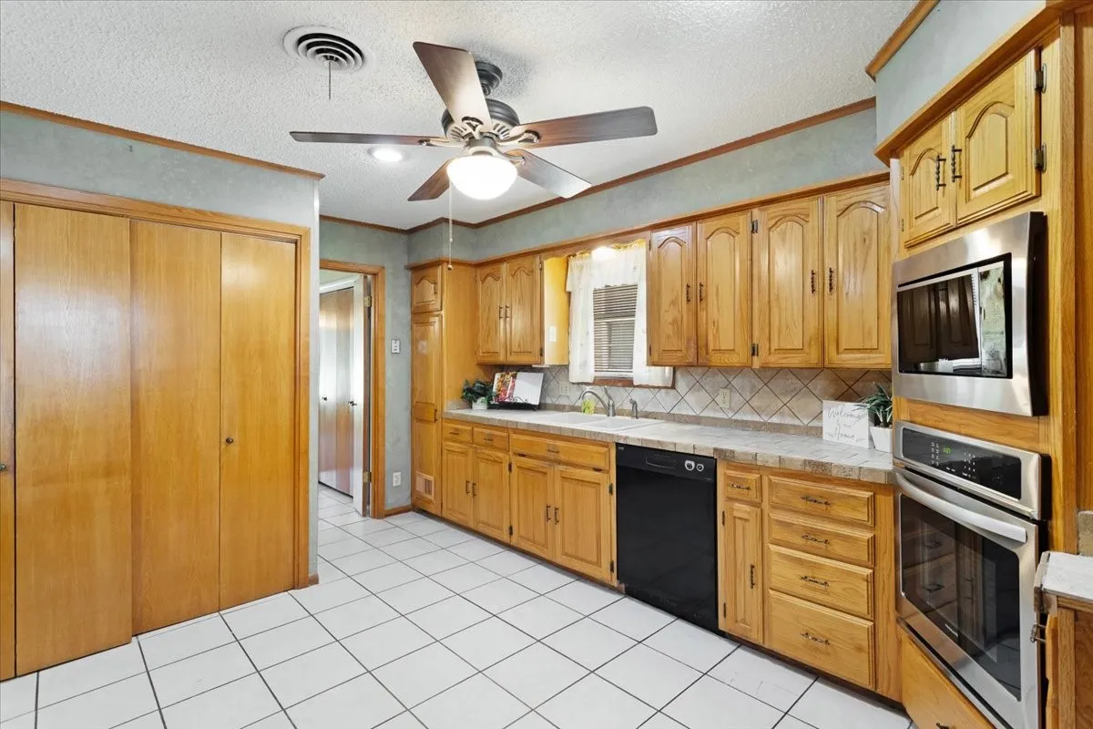 Single Family Residence For Sale in Grayson County , 101 N Burdette Avenue, Sherman, Texas 75090, 3 Bedroom, 2 Bathroom, 2 Garage spaces, 1,290 Sqft, built in 1958, mls#21308222, Real Estate Agent in Sherman, Homes For Sale in Grayson county, Homes For Sale in Sherman, Realtor in Sherman Texas, Real Estate Brokerage Independent Realty Texas, Luminita Cordes Realtor