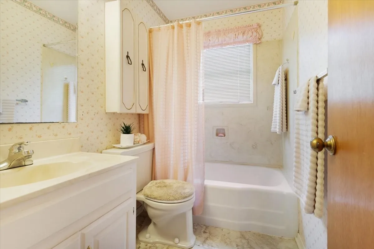 Single Family Residence For Sale in Grayson County , 101 N Burdette Avenue, Sherman, Texas 75090, 3 Bedroom, 2 Bathroom, 2 Garage spaces, 1,290 Sqft, built in 1958, mls#21308222, Real Estate Agent in Sherman, Homes For Sale in Grayson county, Homes For Sale in Sherman, Realtor in Sherman Texas, Real Estate Brokerage Independent Realty Texas, Luminita Cordes Realtor