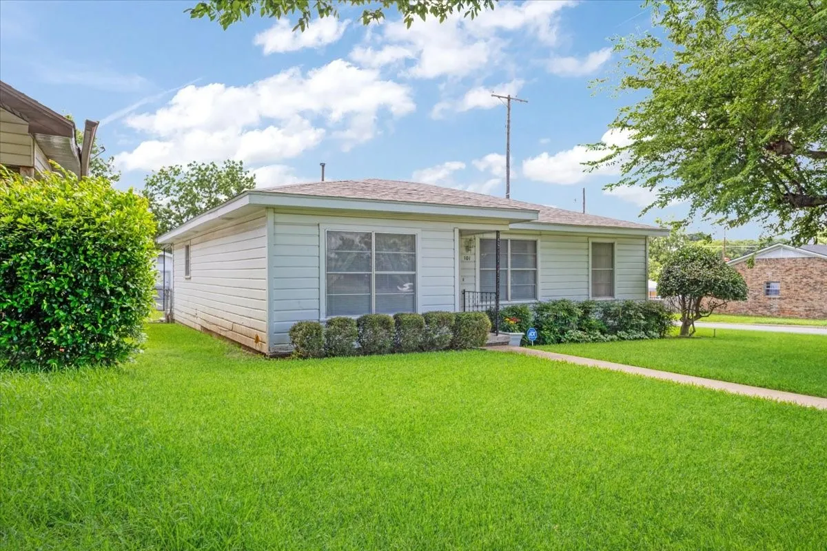 Single Family Residence For Sale in Grayson County , 101 N Burdette Avenue, Sherman, Texas 75090, 3 Bedroom, 2 Bathroom, 2 Garage spaces, 1,290 Sqft, built in 1958, mls#21308222, Real Estate Agent in Sherman, Homes For Sale in Grayson county, Homes For Sale in Sherman, Realtor in Sherman Texas, Real Estate Brokerage Independent Realty Texas, Luminita Cordes Realtor