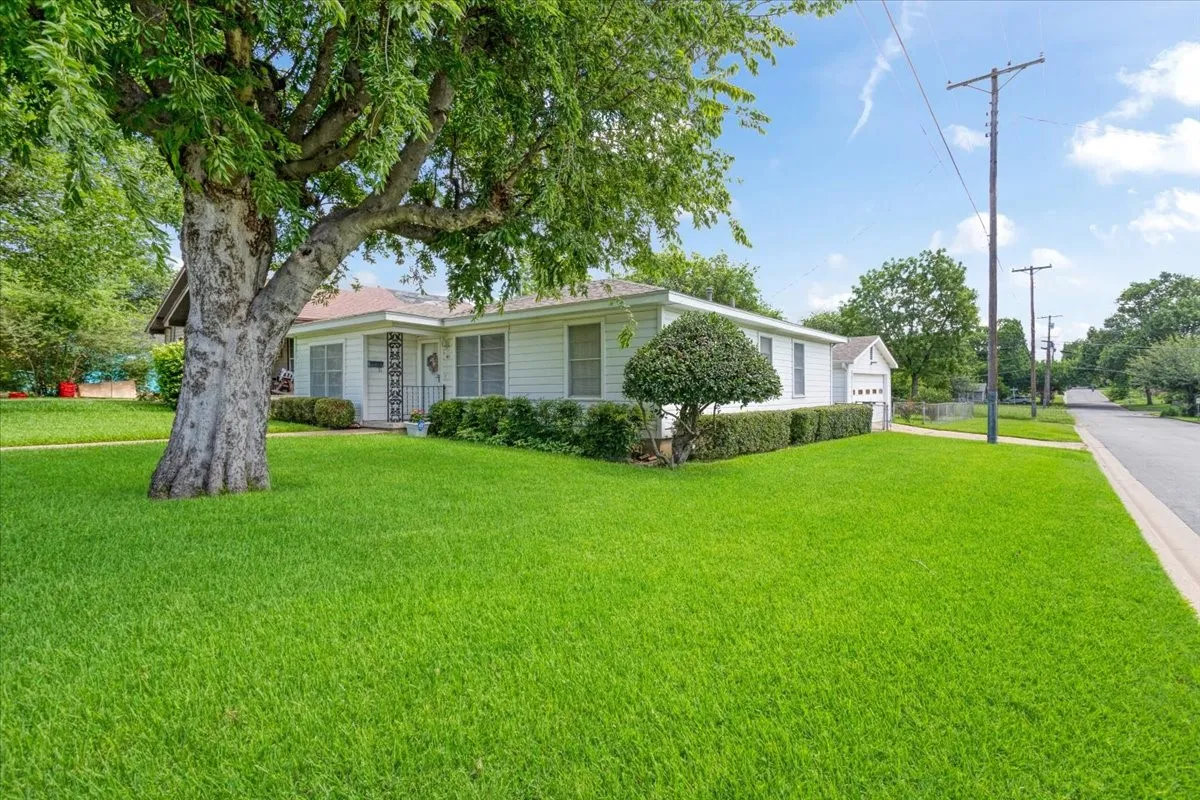 Single Family Residence For Sale in Grayson County , 101 N Burdette Avenue, Sherman, Texas 75090, 3 Bedroom, 2 Bathroom, 2 Garage spaces, 1,290 Sqft, built in 1958, mls#21308222, Real Estate Agent in Sherman, Homes For Sale in Grayson county, Homes For Sale in Sherman, Realtor in Sherman Texas, Real Estate Brokerage Independent Realty Texas, Luminita Cordes Realtor