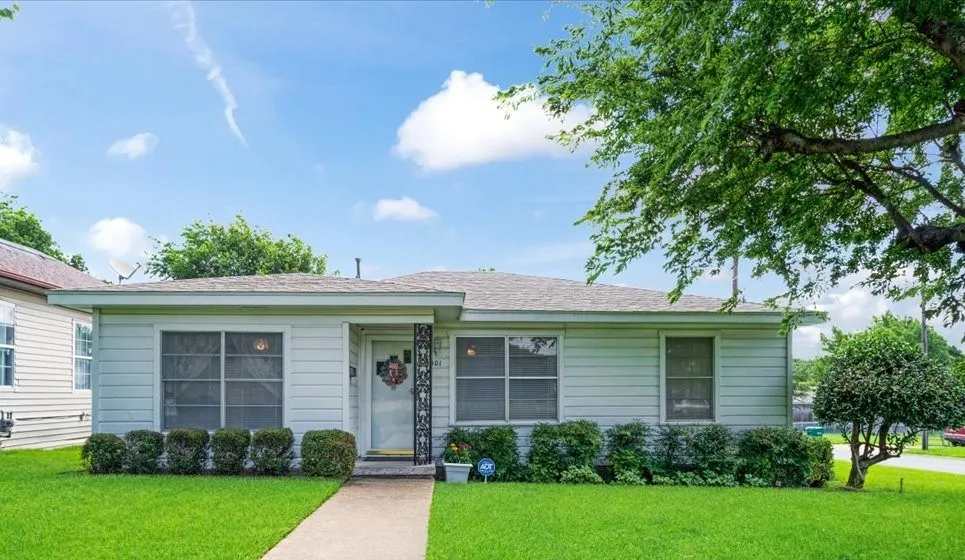 Single Family Residence For Sale in Grayson County , 101 N Burdette Avenue, Sherman, Texas 75090, 3 Bedroom, 2 Bathroom, 2 Garage spaces, 1,290 Sqft, built in 1958, mls#21308222, Real Estate Agent in Sherman, Homes For Sale in Grayson county, Homes For Sale in Sherman, Realtor in Sherman Texas, Real Estate Brokerage Independent Realty Texas, Luminita Cordes Realtor