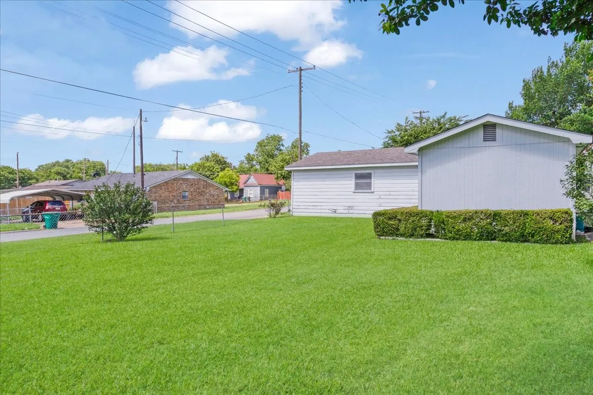 Single Family Residence For Sale in Grayson County , 101 N Burdette Avenue, Sherman, Texas 75090, 3 Bedroom, 2 Bathroom, 2 Garage spaces, 1,290 Sqft, built in 1958, mls#21308222, Real Estate Agent in Sherman, Homes For Sale in Grayson county, Homes For Sale in Sherman, Realtor in Sherman Texas, Real Estate Brokerage Independent Realty Texas, Luminita Cordes Realtor
