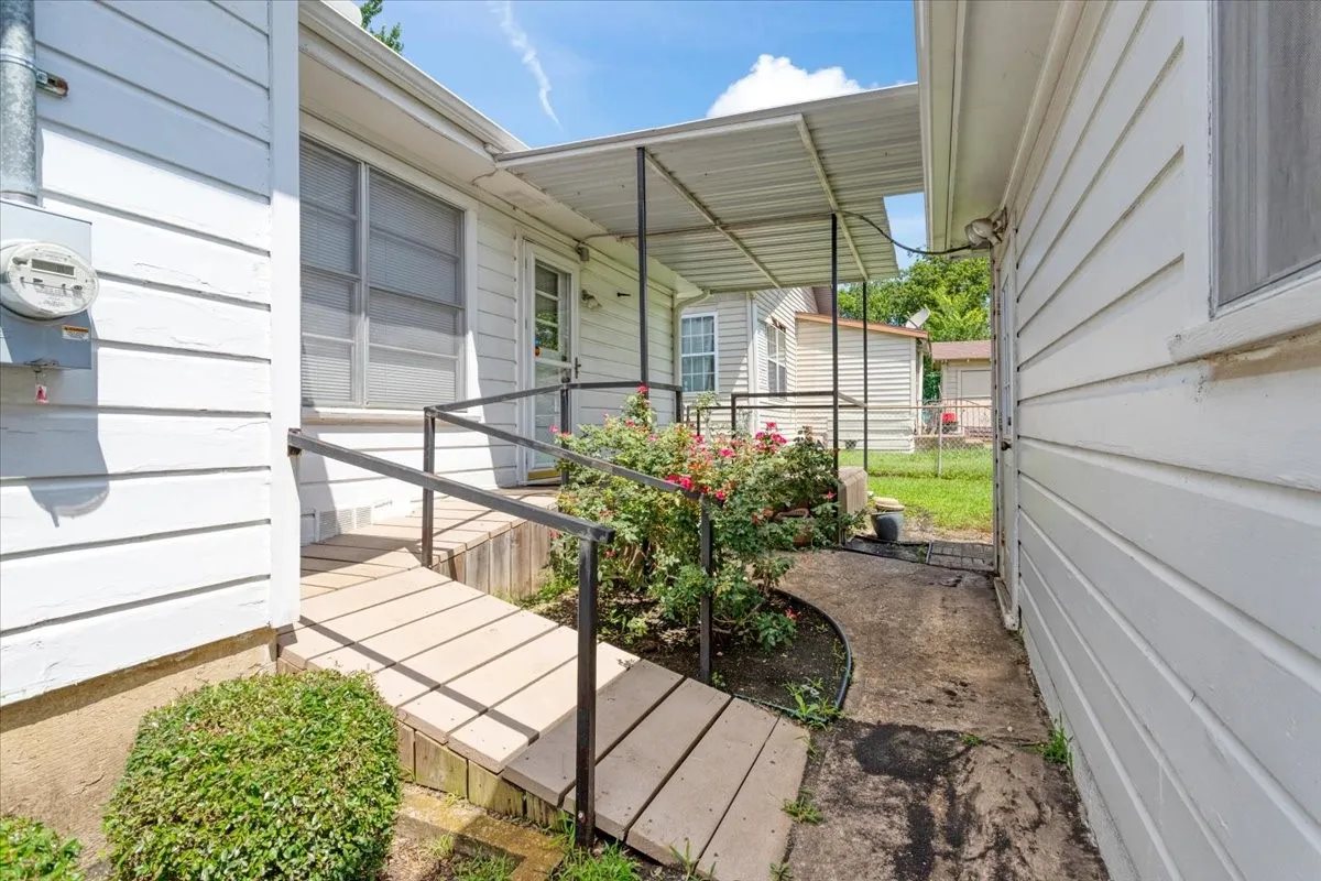 Single Family Residence For Sale in Grayson County , 101 N Burdette Avenue, Sherman, Texas 75090, 3 Bedroom, 2 Bathroom, 2 Garage spaces, 1,290 Sqft, built in 1958, mls#21308222, Real Estate Agent in Sherman, Homes For Sale in Grayson county, Homes For Sale in Sherman, Realtor in Sherman Texas, Real Estate Brokerage Independent Realty Texas, Luminita Cordes Realtor