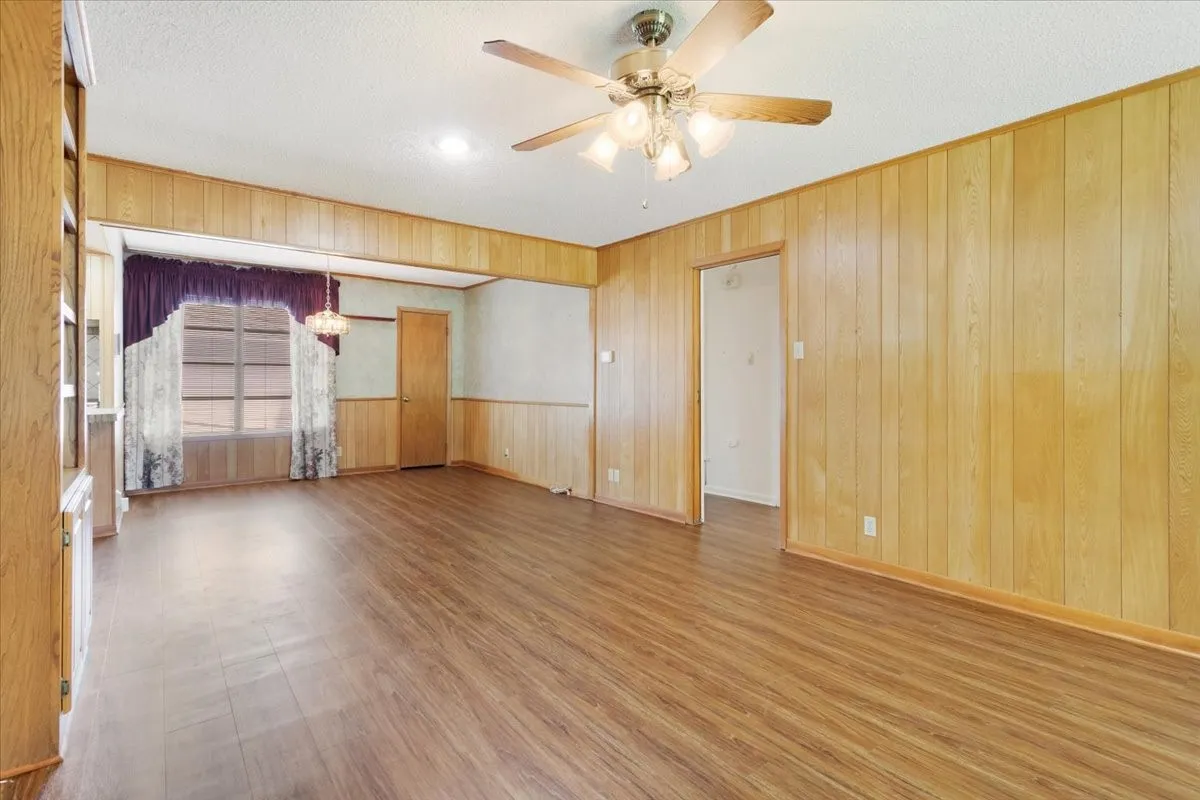 Single Family Residence For Sale in Grayson County , 101 N Burdette Avenue, Sherman, Texas 75090, 3 Bedroom, 2 Bathroom, 2 Garage spaces, 1,290 Sqft, built in 1958, mls#21308222, Real Estate Agent in Sherman, Homes For Sale in Grayson county, Homes For Sale in Sherman, Realtor in Sherman Texas, Real Estate Brokerage Independent Realty Texas, Luminita Cordes Realtor