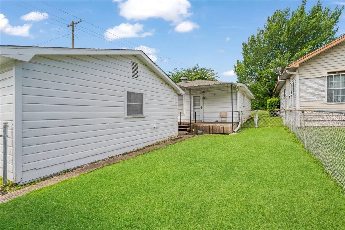 Single Family Residence For Sale in Grayson County , 101 N Burdette Avenue, Sherman, Texas 75090, 3 Bedroom, 2 Bathroom, 2 Garage spaces, 1,290 Sqft, built in 1958, mls#21308222, Real Estate Agent in Sherman, Homes For Sale in Grayson county, Homes For Sale in Sherman, Realtor in Sherman Texas, Real Estate Brokerage Independent Realty Texas, Luminita Cordes Realtor