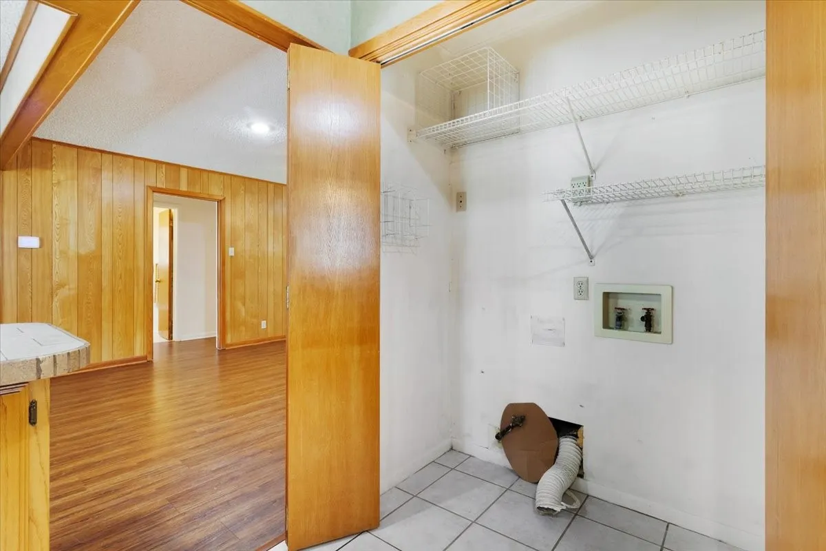 Single Family Residence For Sale in Grayson County , 101 N Burdette Avenue, Sherman, Texas 75090, 3 Bedroom, 2 Bathroom, 2 Garage spaces, 1,290 Sqft, built in 1958, mls#21308222, Real Estate Agent in Sherman, Homes For Sale in Grayson county, Homes For Sale in Sherman, Realtor in Sherman Texas, Real Estate Brokerage Independent Realty Texas, Luminita Cordes Realtor