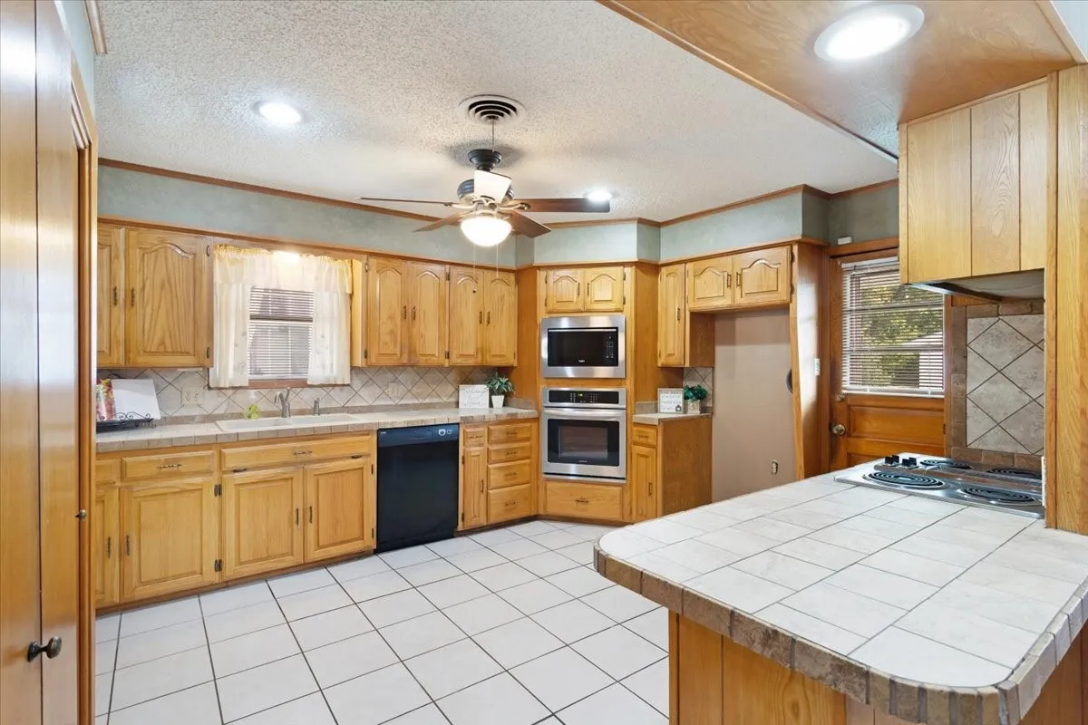Single Family Residence For Sale in Grayson County , 101 N Burdette Avenue, Sherman, Texas 75090, 3 Bedroom, 2 Bathroom, 2 Garage spaces, 1,290 Sqft, built in 1958, mls#21308222, Real Estate Agent in Sherman, Homes For Sale in Grayson county, Homes For Sale in Sherman, Realtor in Sherman Texas, Real Estate Brokerage Independent Realty Texas, Luminita Cordes Realtor