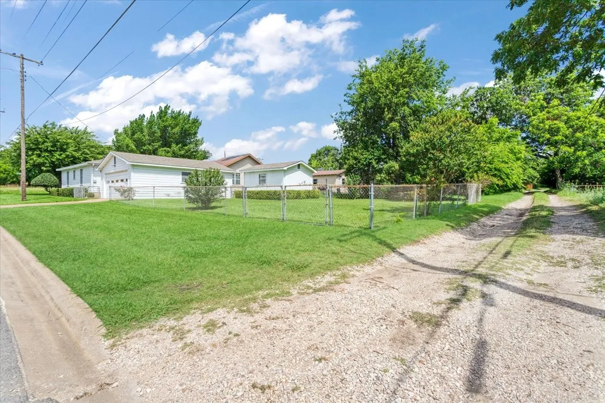 Single Family Residence For Sale in Grayson County , 101 N Burdette Avenue, Sherman, Texas 75090, 3 Bedroom, 2 Bathroom, 2 Garage spaces, 1,290 Sqft, built in 1958, mls#21308222, Real Estate Agent in Sherman, Homes For Sale in Grayson county, Homes For Sale in Sherman, Realtor in Sherman Texas, Real Estate Brokerage Independent Realty Texas, Luminita Cordes Realtor