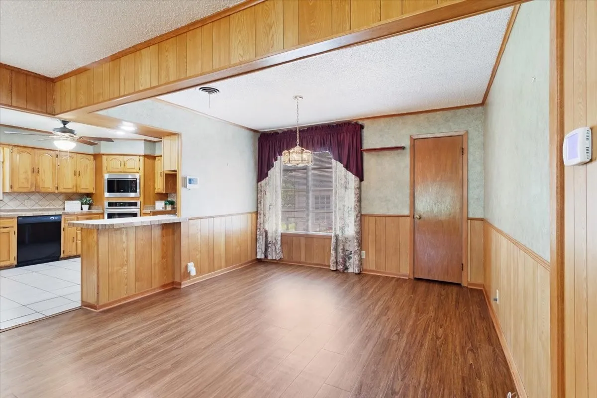 Single Family Residence For Sale in Grayson County , 101 N Burdette Avenue, Sherman, Texas 75090, 3 Bedroom, 2 Bathroom, 2 Garage spaces, 1,290 Sqft, built in 1958, mls#21308222, Real Estate Agent in Sherman, Homes For Sale in Grayson county, Homes For Sale in Sherman, Realtor in Sherman Texas, Real Estate Brokerage Independent Realty Texas, Luminita Cordes Realtor