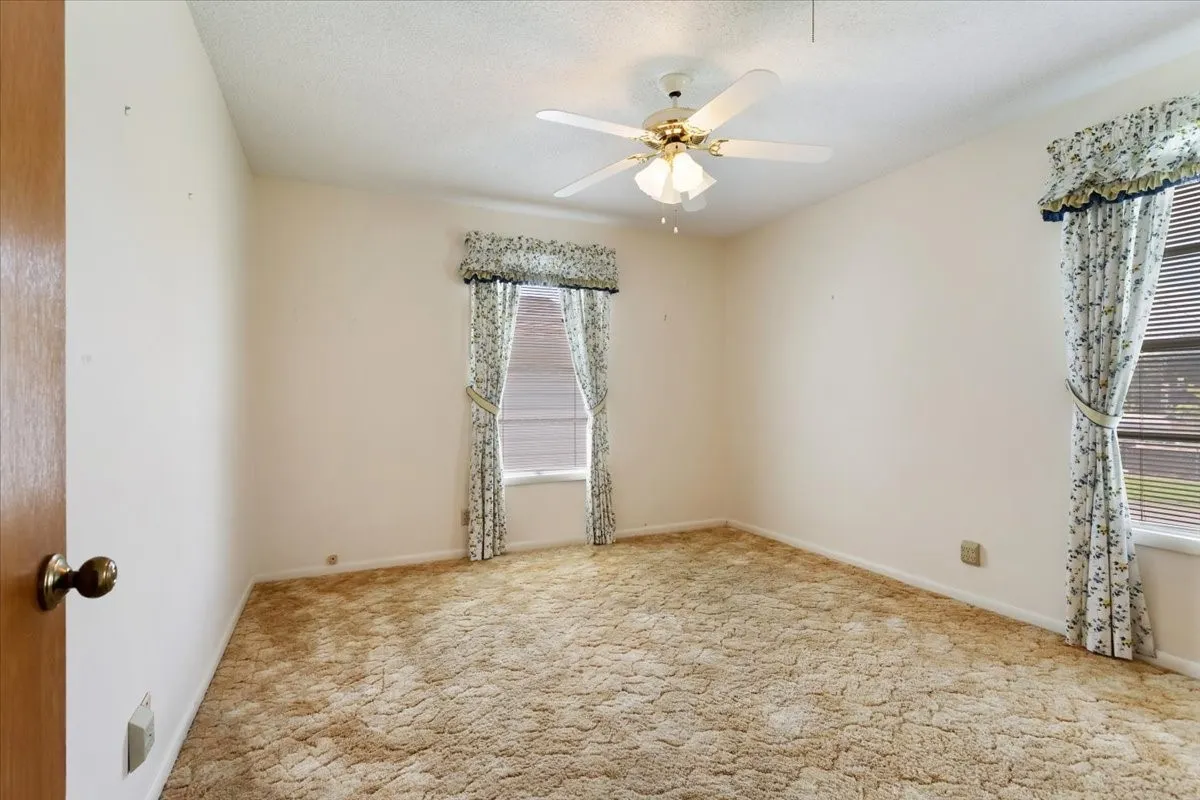 Single Family Residence For Sale in Grayson County , 101 N Burdette Avenue, Sherman, Texas 75090, 3 Bedroom, 2 Bathroom, 2 Garage spaces, 1,290 Sqft, built in 1958, mls#21308222, Real Estate Agent in Sherman, Homes For Sale in Grayson county, Homes For Sale in Sherman, Realtor in Sherman Texas, Real Estate Brokerage Independent Realty Texas, Luminita Cordes Realtor
