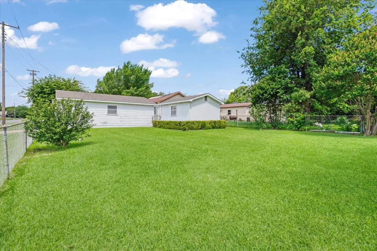Single Family Residence For Sale in Grayson County , 101 N Burdette Avenue, Sherman, Texas 75090, 3 Bedroom, 2 Bathroom, 2 Garage spaces, 1,290 Sqft, built in 1958, mls#21308222, Real Estate Agent in Sherman, Homes For Sale in Grayson county, Homes For Sale in Sherman, Realtor in Sherman Texas, Real Estate Brokerage Independent Realty Texas, Luminita Cordes Realtor