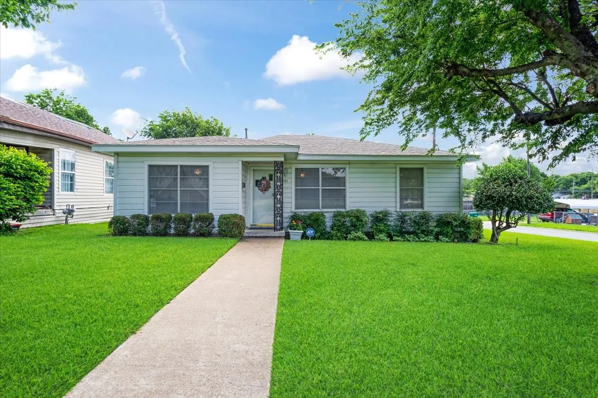 Single Family Residence For Sale in Grayson County , 101 N Burdette Avenue, Sherman, Texas 75090, 3 Bedroom, 2 Bathroom, 2 Garage spaces, 1,290 Sqft, built in 1958, mls#21308222, Real Estate Agent in Sherman, Homes For Sale in Grayson county, Homes For Sale in Sherman, Realtor in Sherman Texas, Real Estate Brokerage Independent Realty Texas, Luminita Cordes Realtor