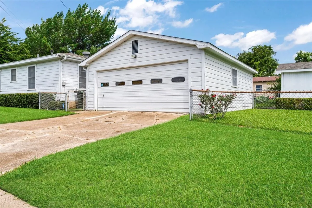 Single Family Residence For Sale in Grayson County , 101 N Burdette Avenue, Sherman, Texas 75090, 3 Bedroom, 2 Bathroom, 2 Garage spaces, 1,290 Sqft, built in 1958, mls#21308222, Real Estate Agent in Sherman, Homes For Sale in Grayson county, Homes For Sale in Sherman, Realtor in Sherman Texas, Real Estate Brokerage Independent Realty Texas, Luminita Cordes Realtor