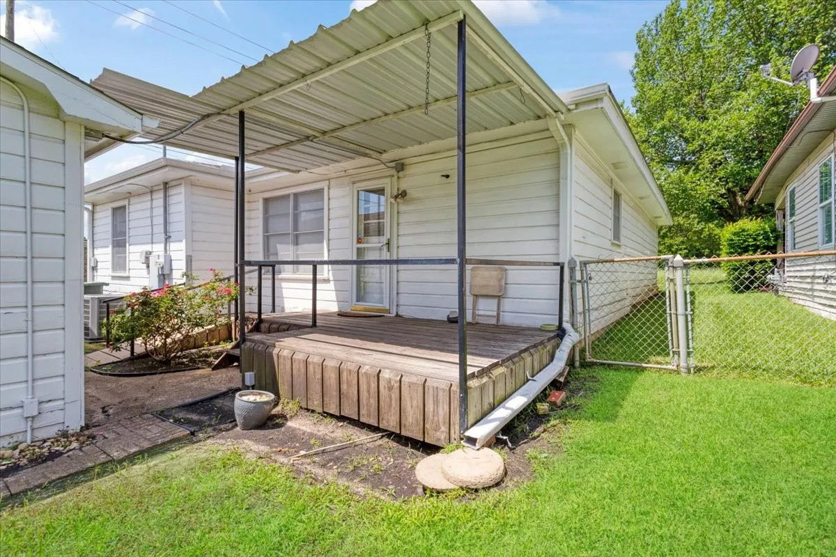 Single Family Residence For Sale in Grayson County , 101 N Burdette Avenue, Sherman, Texas 75090, 3 Bedroom, 2 Bathroom, 2 Garage spaces, 1,290 Sqft, built in 1958, mls#21308222, Real Estate Agent in Sherman, Homes For Sale in Grayson county, Homes For Sale in Sherman, Realtor in Sherman Texas, Real Estate Brokerage Independent Realty Texas, Luminita Cordes Realtor