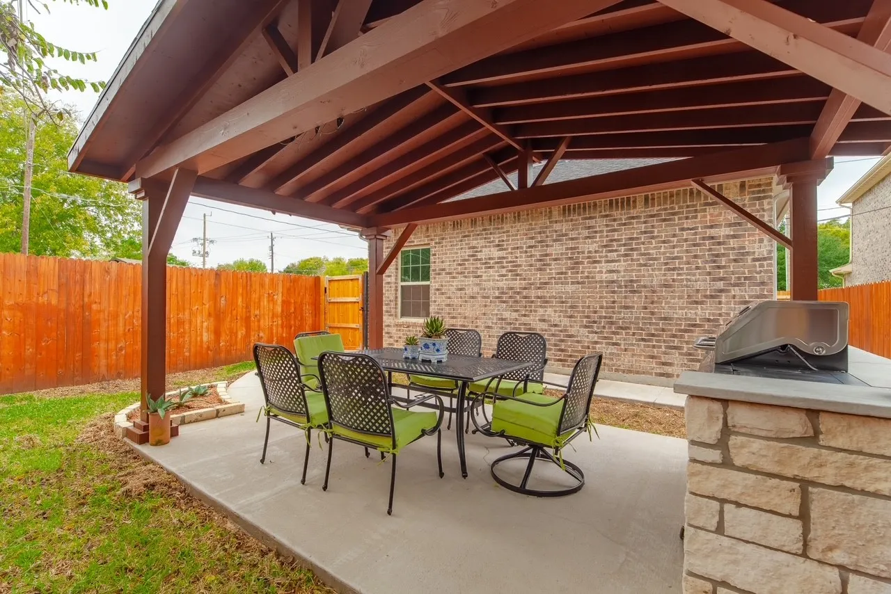 Single Family Residence For Sale in Dallas County , 1501 Lakeview Drive, Grand Prairie, Texas 75051, 3 Bedroom, 3 Bathroom, 2 Garage spaces, 2,672 Sqft, built in 2020, mls#21308229, Real Estate Agent in Grand Prairie, Homes For Sale in Dallas county, Homes For Sale in Grand Prairie, Realtor in Grand Prairie Texas, Real Estate Brokerage Independent Realty Texas, Luminita Cordes Realtor