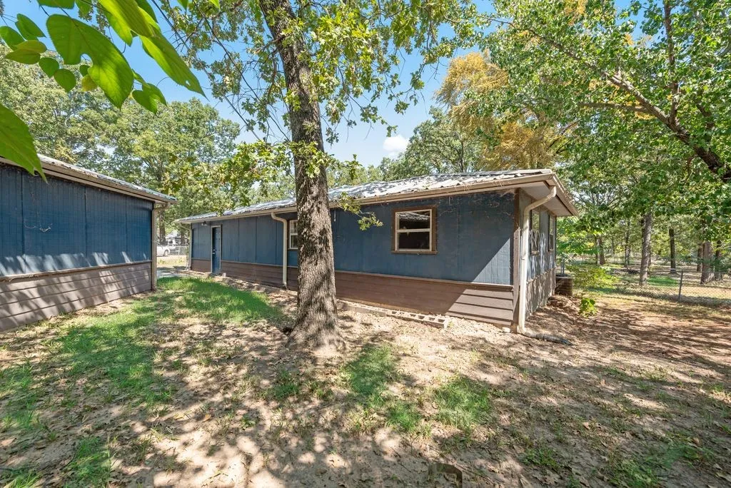 Single Family Residence For Sale in Henderson County , 111 Dogwood Trail, Gun Barrel City, Texas 75156, 3 Bedroom, 2 Bathroom, Garage spaces, 2,046 Sqft, built in 1986, mls#21308234, Real Estate Agent in Gun Barrel City, Homes For Sale in Henderson county, Homes For Sale in Gun Barrel City, Realtor in Gun Barrel City Texas, Real Estate Brokerage Independent Realty Texas, Luminita Cordes Realtor