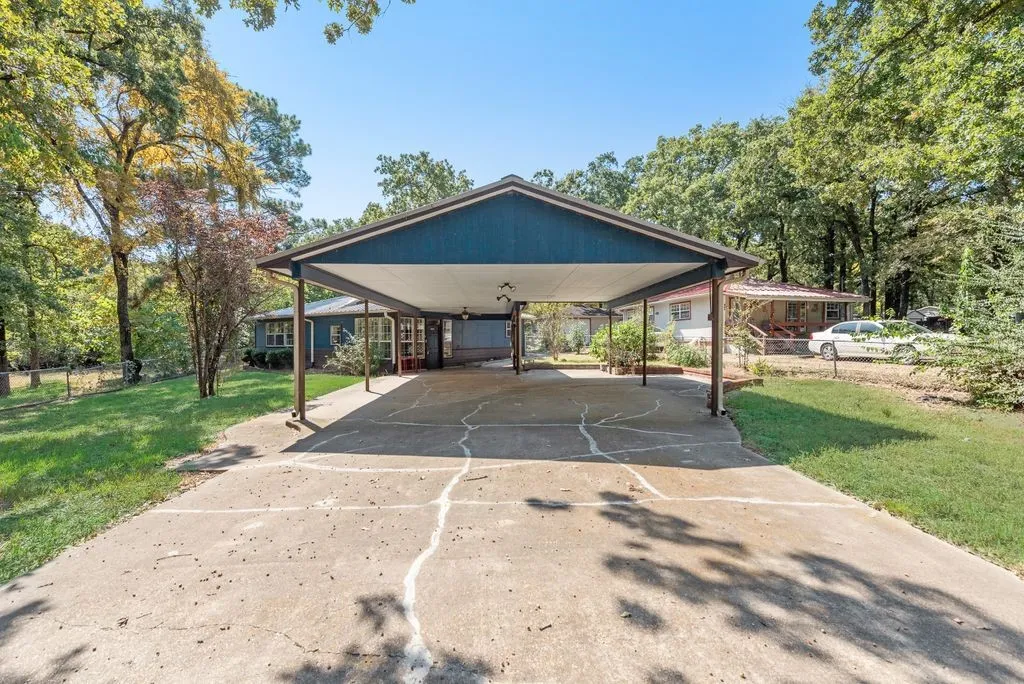 Single Family Residence For Sale in Henderson County , 111 Dogwood Trail, Gun Barrel City, Texas 75156, 3 Bedroom, 2 Bathroom, Garage spaces, 2,046 Sqft, built in 1986, mls#21308234, Real Estate Agent in Gun Barrel City, Homes For Sale in Henderson county, Homes For Sale in Gun Barrel City, Realtor in Gun Barrel City Texas, Real Estate Brokerage Independent Realty Texas, Luminita Cordes Realtor
