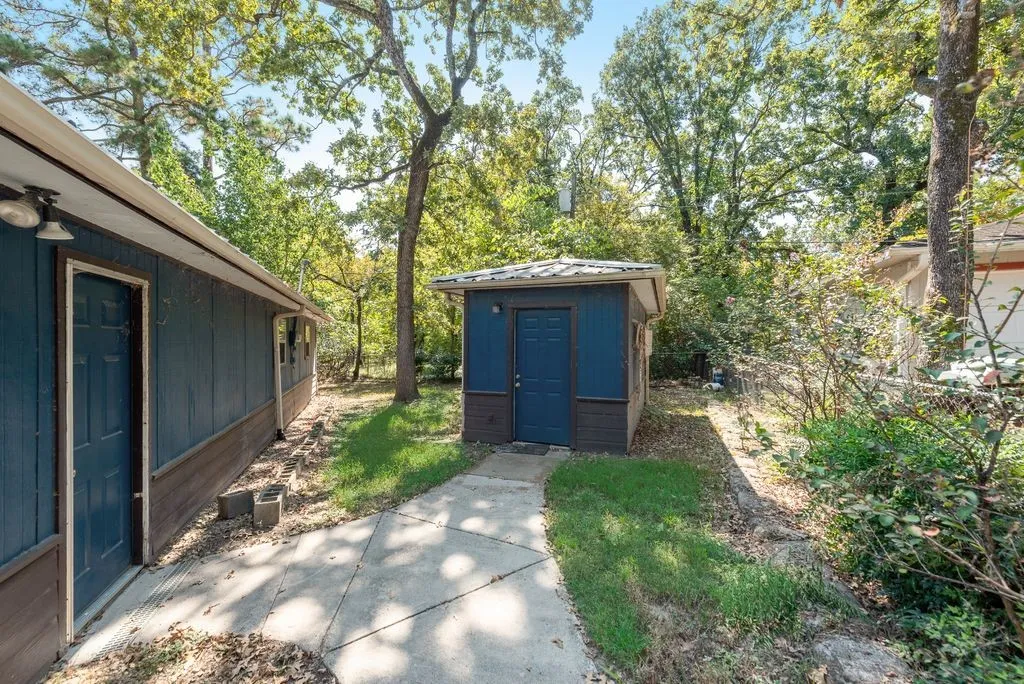 Single Family Residence For Sale in Henderson County , 111 Dogwood Trail, Gun Barrel City, Texas 75156, 3 Bedroom, 2 Bathroom, Garage spaces, 2,046 Sqft, built in 1986, mls#21308234, Real Estate Agent in Gun Barrel City, Homes For Sale in Henderson county, Homes For Sale in Gun Barrel City, Realtor in Gun Barrel City Texas, Real Estate Brokerage Independent Realty Texas, Luminita Cordes Realtor