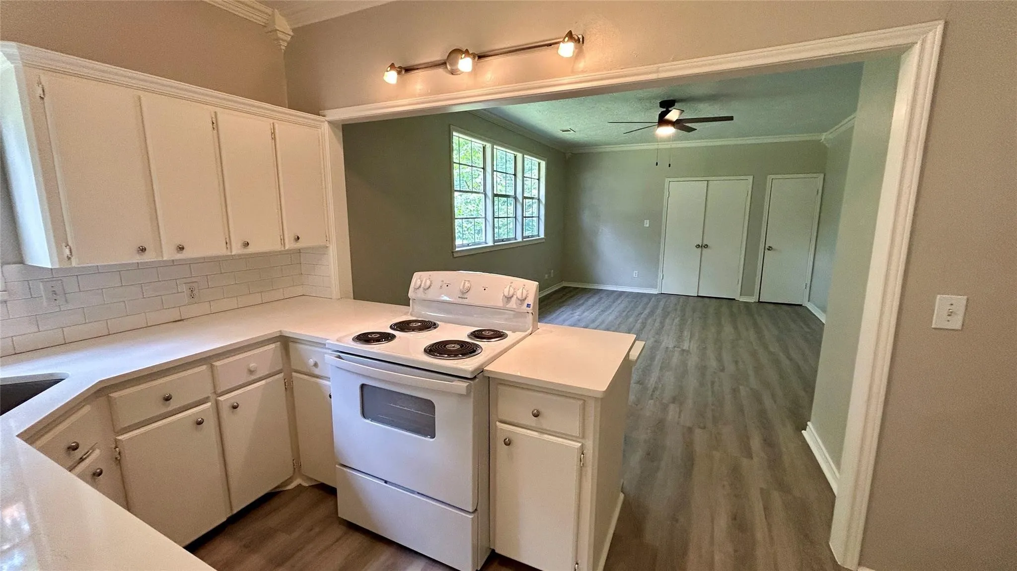 Single Family Residence For Sale in Henderson County , 111 Dogwood Trail, Gun Barrel City, Texas 75156, 3 Bedroom, 2 Bathroom, Garage spaces, 2,046 Sqft, built in 1986, mls#21308234, Real Estate Agent in Gun Barrel City, Homes For Sale in Henderson county, Homes For Sale in Gun Barrel City, Realtor in Gun Barrel City Texas, Real Estate Brokerage Independent Realty Texas, Luminita Cordes Realtor