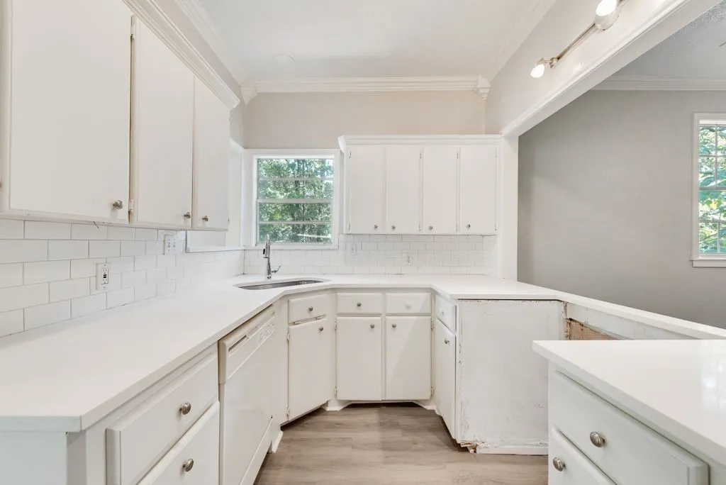 Single Family Residence For Sale in Henderson County , 111 Dogwood Trail, Gun Barrel City, Texas 75156, 3 Bedroom, 2 Bathroom, Garage spaces, 2,046 Sqft, built in 1986, mls#21308234, Real Estate Agent in Gun Barrel City, Homes For Sale in Henderson county, Homes For Sale in Gun Barrel City, Realtor in Gun Barrel City Texas, Real Estate Brokerage Independent Realty Texas, Luminita Cordes Realtor