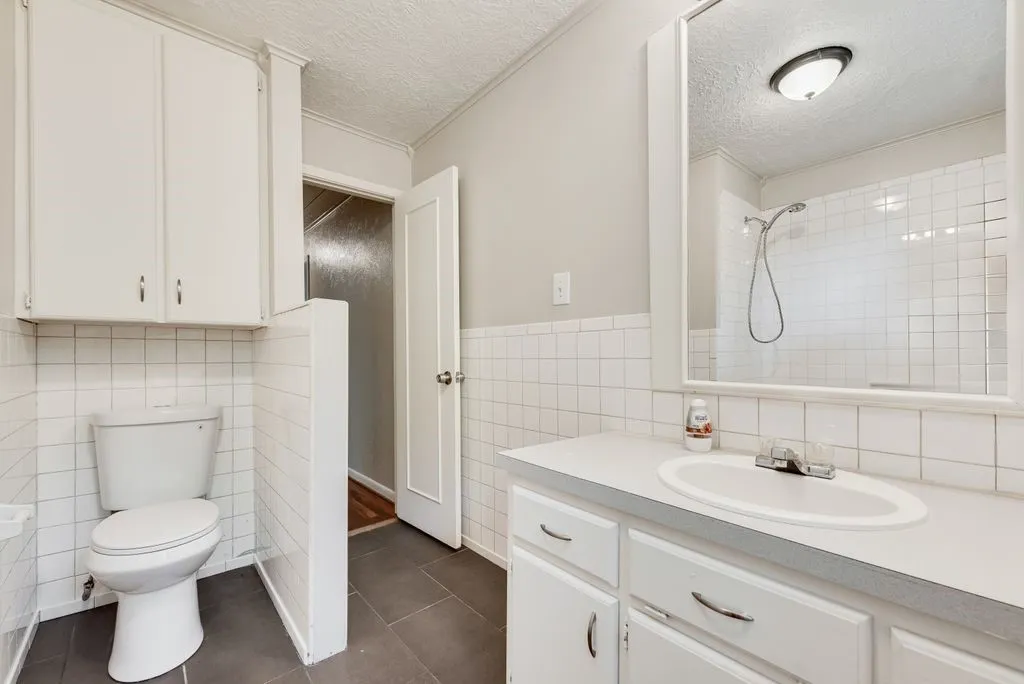 Single Family Residence For Sale in Henderson County , 111 Dogwood Trail, Gun Barrel City, Texas 75156, 3 Bedroom, 2 Bathroom, Garage spaces, 2,046 Sqft, built in 1986, mls#21308234, Real Estate Agent in Gun Barrel City, Homes For Sale in Henderson county, Homes For Sale in Gun Barrel City, Realtor in Gun Barrel City Texas, Real Estate Brokerage Independent Realty Texas, Luminita Cordes Realtor