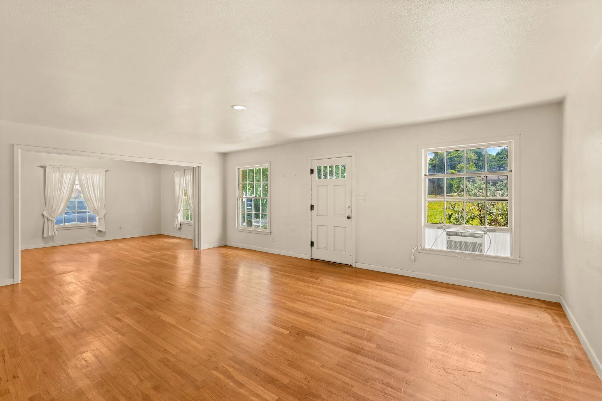 Single Family Residence For Sale in Bell County , 609 Oakhill Drive, Killeen, Texas 76541, 4 Bedroom, 2 Bathroom, Garage spaces, 2,914 Sqft, built in 1960, Price $225,000, mls#21308216, Real Estate Agent in Killeen, Homes For Sale in Bell county, Homes For Sale in Killeen, Realtor in Killeen Texas, Real Estate Brokerage Independent Realty Texas, Luminita Cordes Realtor
