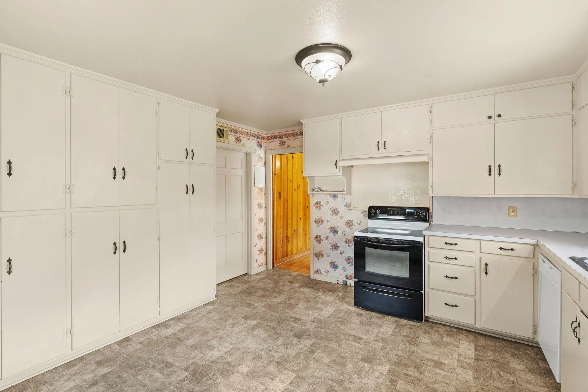 Single Family Residence For Sale in Bell County , 609 Oakhill Drive, Killeen, Texas 76541, 4 Bedroom, 2 Bathroom, Garage spaces, 2,914 Sqft, built in 1960, Price $225,000, mls#21308216, Real Estate Agent in Killeen, Homes For Sale in Bell county, Homes For Sale in Killeen, Realtor in Killeen Texas, Real Estate Brokerage Independent Realty Texas, Luminita Cordes Realtor