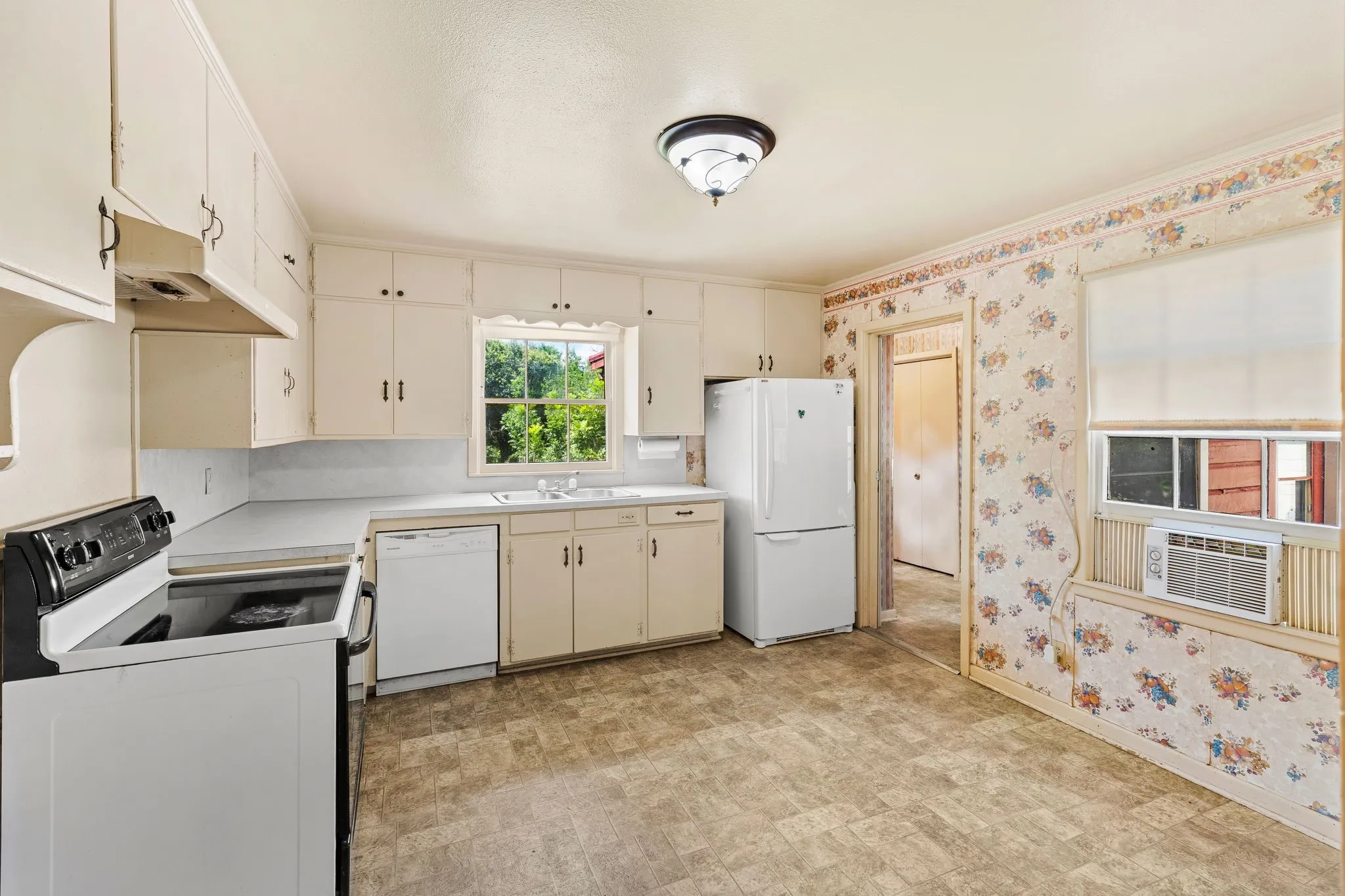 Single Family Residence For Sale in Bell County , 609 Oakhill Drive, Killeen, Texas 76541, 4 Bedroom, 2 Bathroom, Garage spaces, 2,914 Sqft, built in 1960, Price $225,000, mls#21308216, Real Estate Agent in Killeen, Homes For Sale in Bell county, Homes For Sale in Killeen, Realtor in Killeen Texas, Real Estate Brokerage Independent Realty Texas, Luminita Cordes Realtor