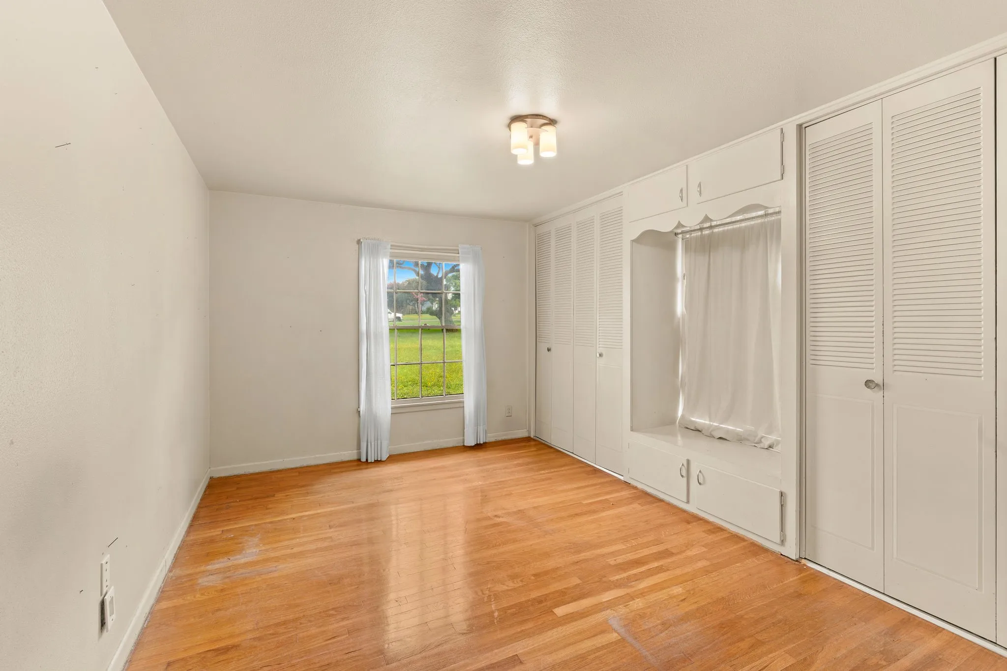 Single Family Residence For Sale in Bell County , 609 Oakhill Drive, Killeen, Texas 76541, 4 Bedroom, 2 Bathroom, Garage spaces, 2,914 Sqft, built in 1960, Price $225,000, mls#21308216, Real Estate Agent in Killeen, Homes For Sale in Bell county, Homes For Sale in Killeen, Realtor in Killeen Texas, Real Estate Brokerage Independent Realty Texas, Luminita Cordes Realtor