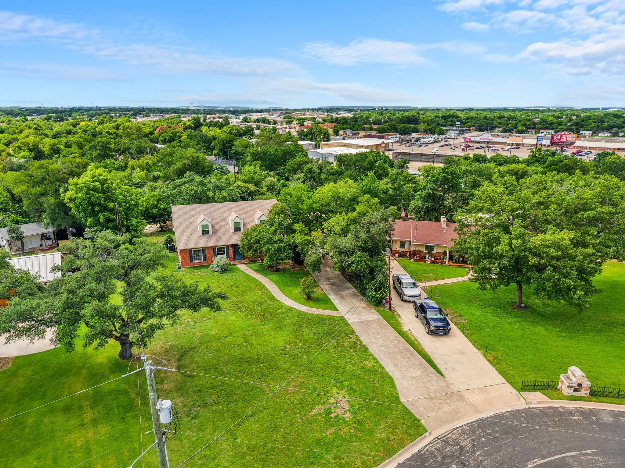 Single Family Residence For Sale in Bell County , 609 Oakhill Drive, Killeen, Texas 76541, 4 Bedroom, 2 Bathroom, Garage spaces, 2,914 Sqft, built in 1960, Price $225,000, mls#21308216, Real Estate Agent in Killeen, Homes For Sale in Bell county, Homes For Sale in Killeen, Realtor in Killeen Texas, Real Estate Brokerage Independent Realty Texas, Luminita Cordes Realtor