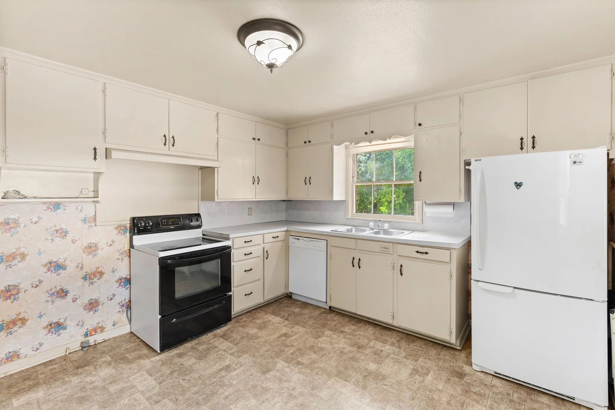 Single Family Residence For Sale in Bell County , 609 Oakhill Drive, Killeen, Texas 76541, 4 Bedroom, 2 Bathroom, Garage spaces, 2,914 Sqft, built in 1960, Price $225,000, mls#21308216, Real Estate Agent in Killeen, Homes For Sale in Bell county, Homes For Sale in Killeen, Realtor in Killeen Texas, Real Estate Brokerage Independent Realty Texas, Luminita Cordes Realtor