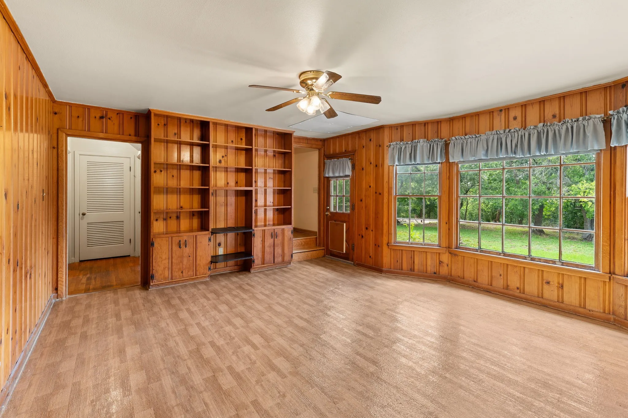 Single Family Residence For Sale in Bell County , 609 Oakhill Drive, Killeen, Texas 76541, 4 Bedroom, 2 Bathroom, Garage spaces, 2,914 Sqft, built in 1960, Price $225,000, mls#21308216, Real Estate Agent in Killeen, Homes For Sale in Bell county, Homes For Sale in Killeen, Realtor in Killeen Texas, Real Estate Brokerage Independent Realty Texas, Luminita Cordes Realtor